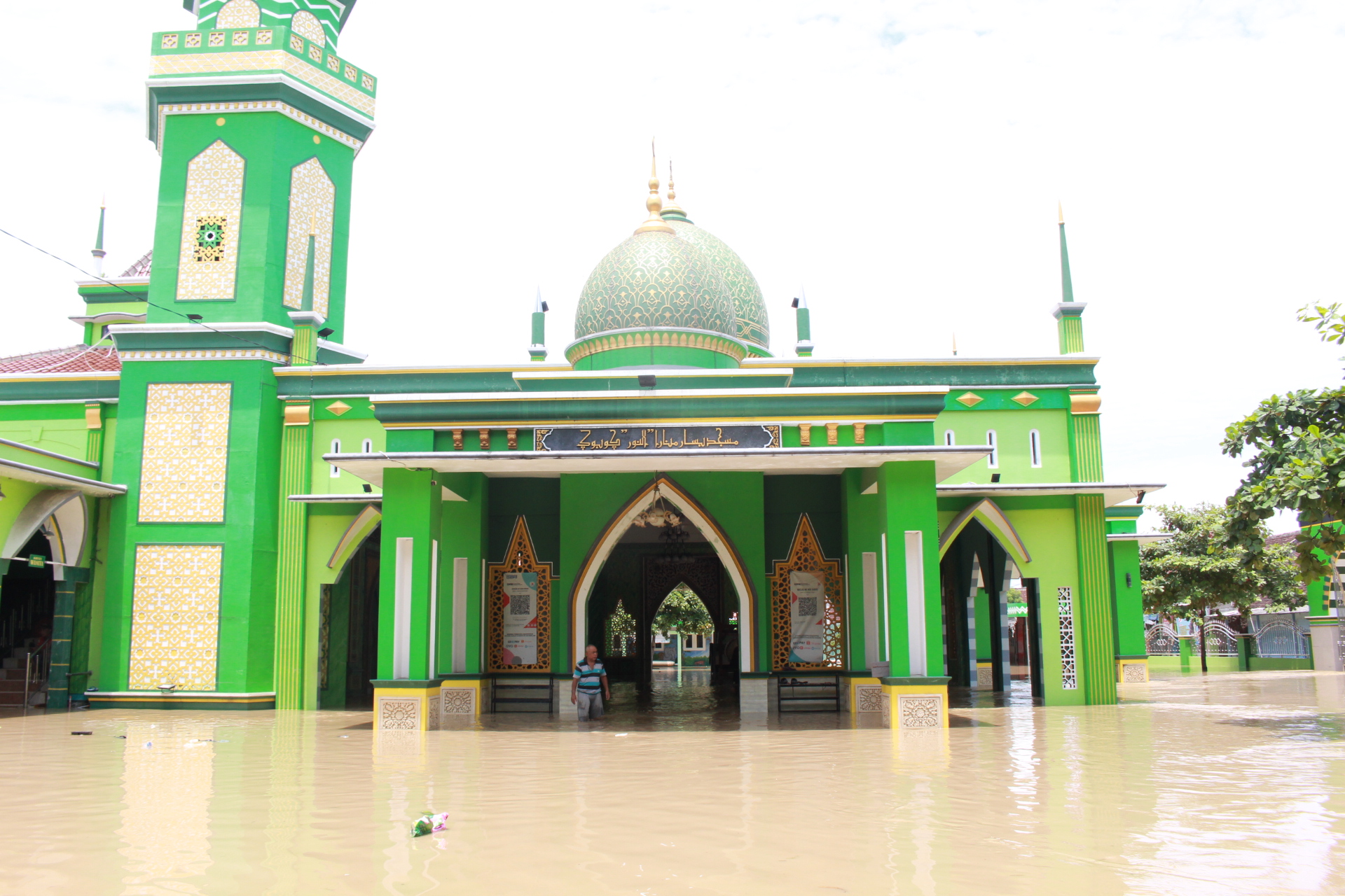 BANJIR PARAH: Warga berada di Masjid An Nur Gubug, Grobogan, yang terendam banjir akibat luapan Sungai Tuntang kemarin.