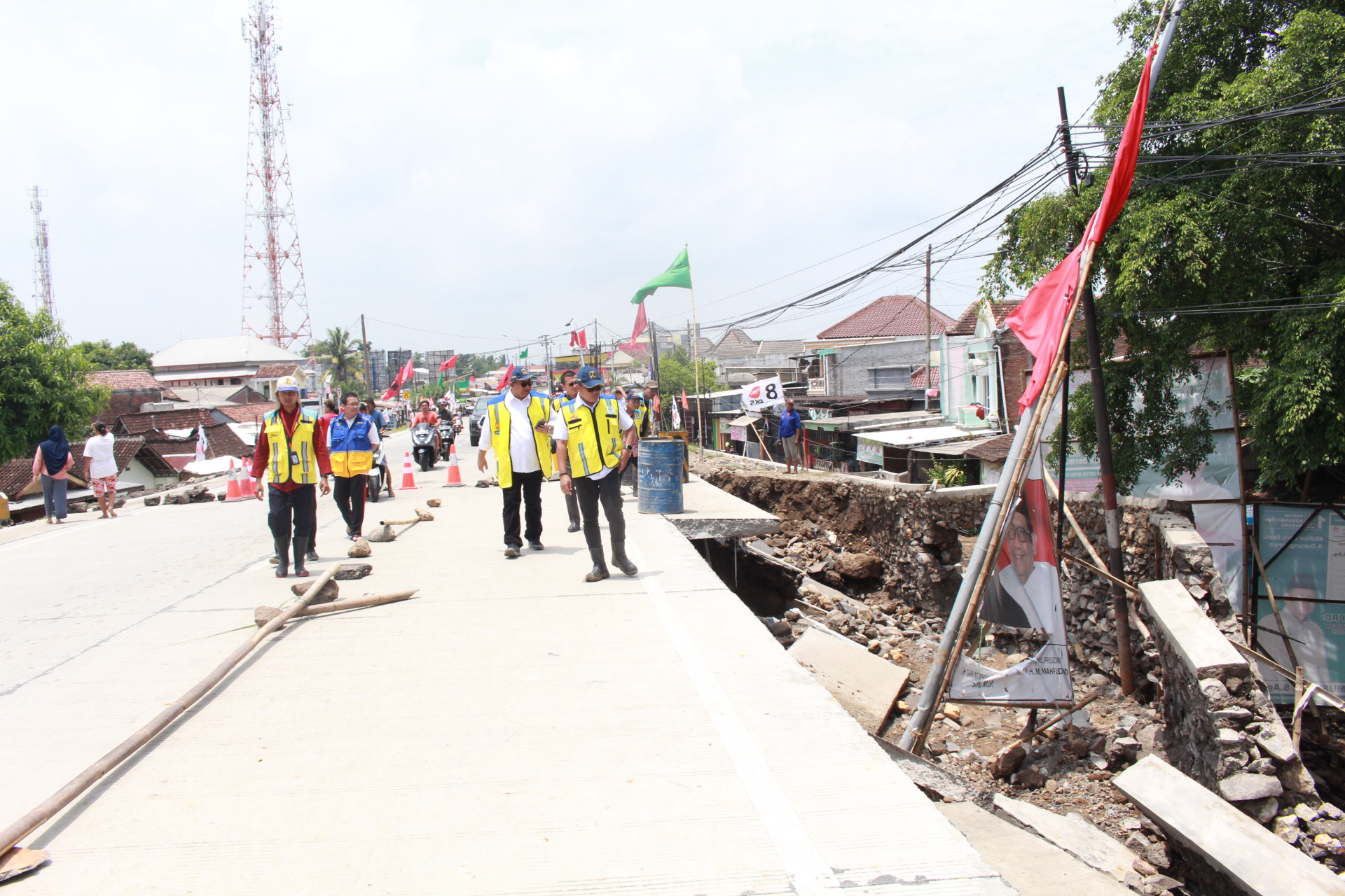JALAN DITUTUP: Petugas dari Polri, TNI, dan satpol PP menutup Jalan Gubug-Godong karena amblas kemarin. Kendaraan yang lewat diarahkan lewat Demak.