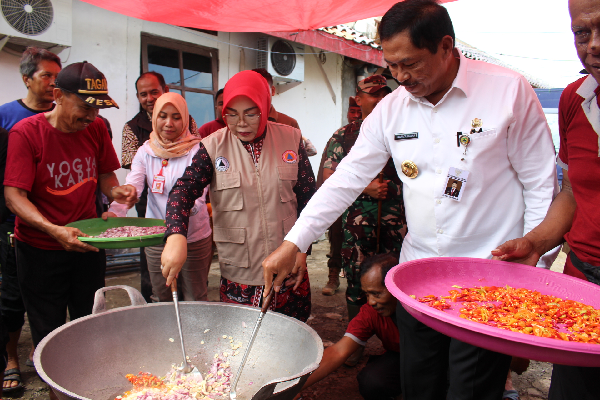 MASAK BERSAMA: Pj Gubernur Jateng Nana Sudjana (kanan) masak bersama Bupati Grobogan Sri Sumarni di dapur umum di kantor Kecamatan Gubug.