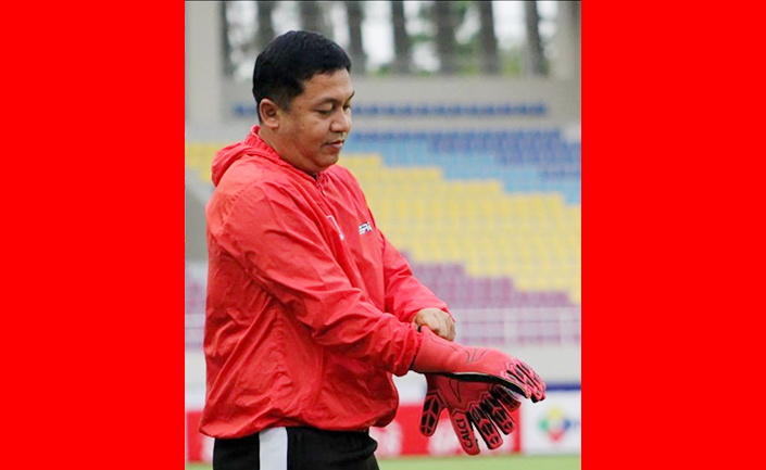 MUMPUNI: Iman Suherman saat memimpin latihan para kiper Persijap Jepara.