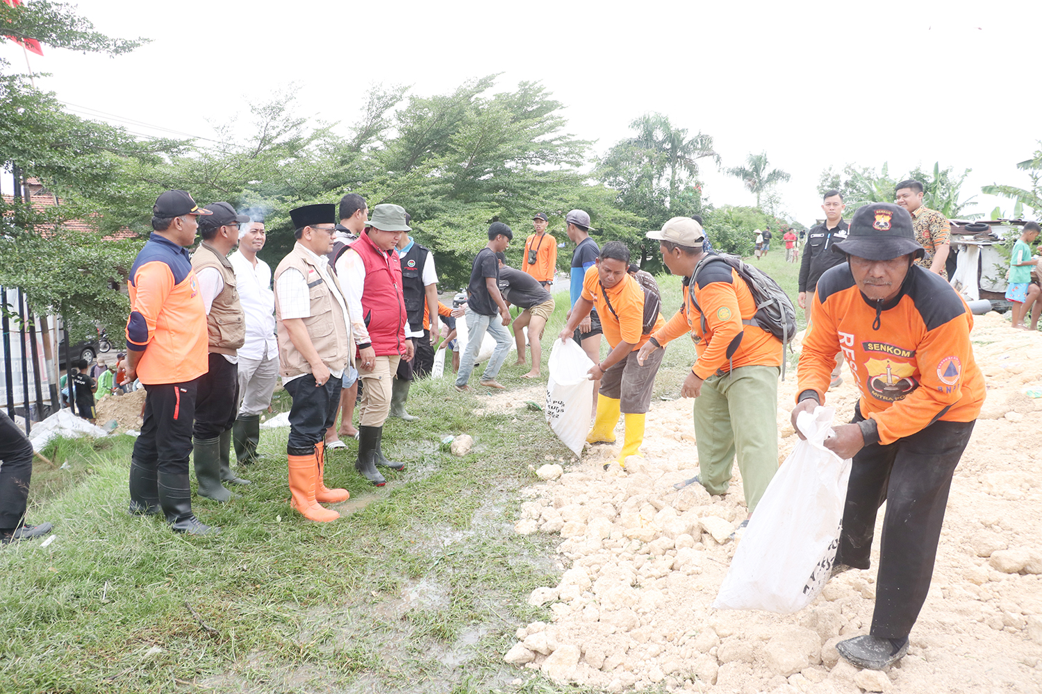KRITIS: Pengurukan tanah padas pada tanggul Sungai Wulan di Desa Undaan Tengah kemarin.