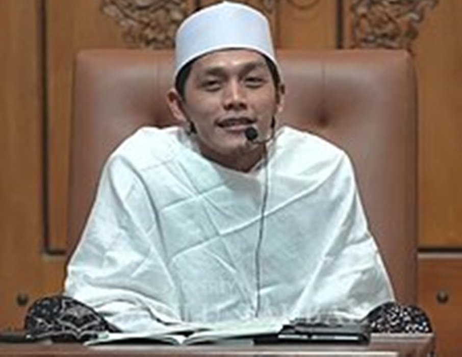 BERDAKWAH: Gus Iqdam dari Blitar saat menyampaikan pengajian kepada jamaah Sabilut Taubah.