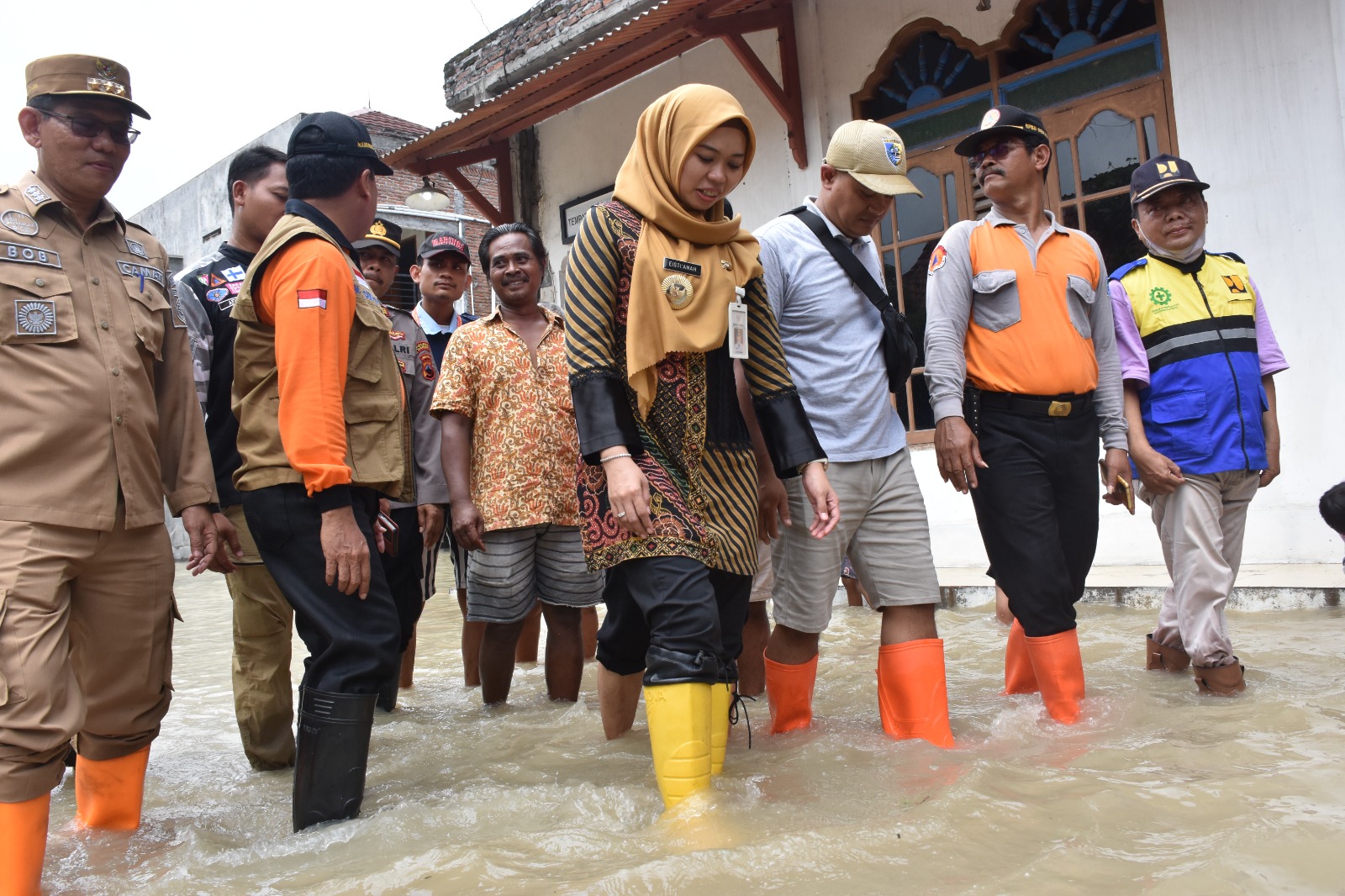 BELUM SURUT : Bupati&nbsp;Demak&nbsp;dr Eistianah bersama Kepala BPBD&nbsp;Demak&nbsp;Agus Nugroho LP meninjau banjir di Karangawen.