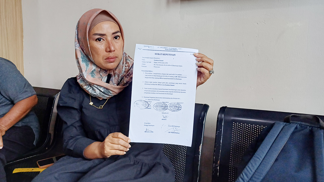BUKTI: Syahniar Susanti, pihak tergugat memperlihatkan surat pernyataan penggunaan tanah.