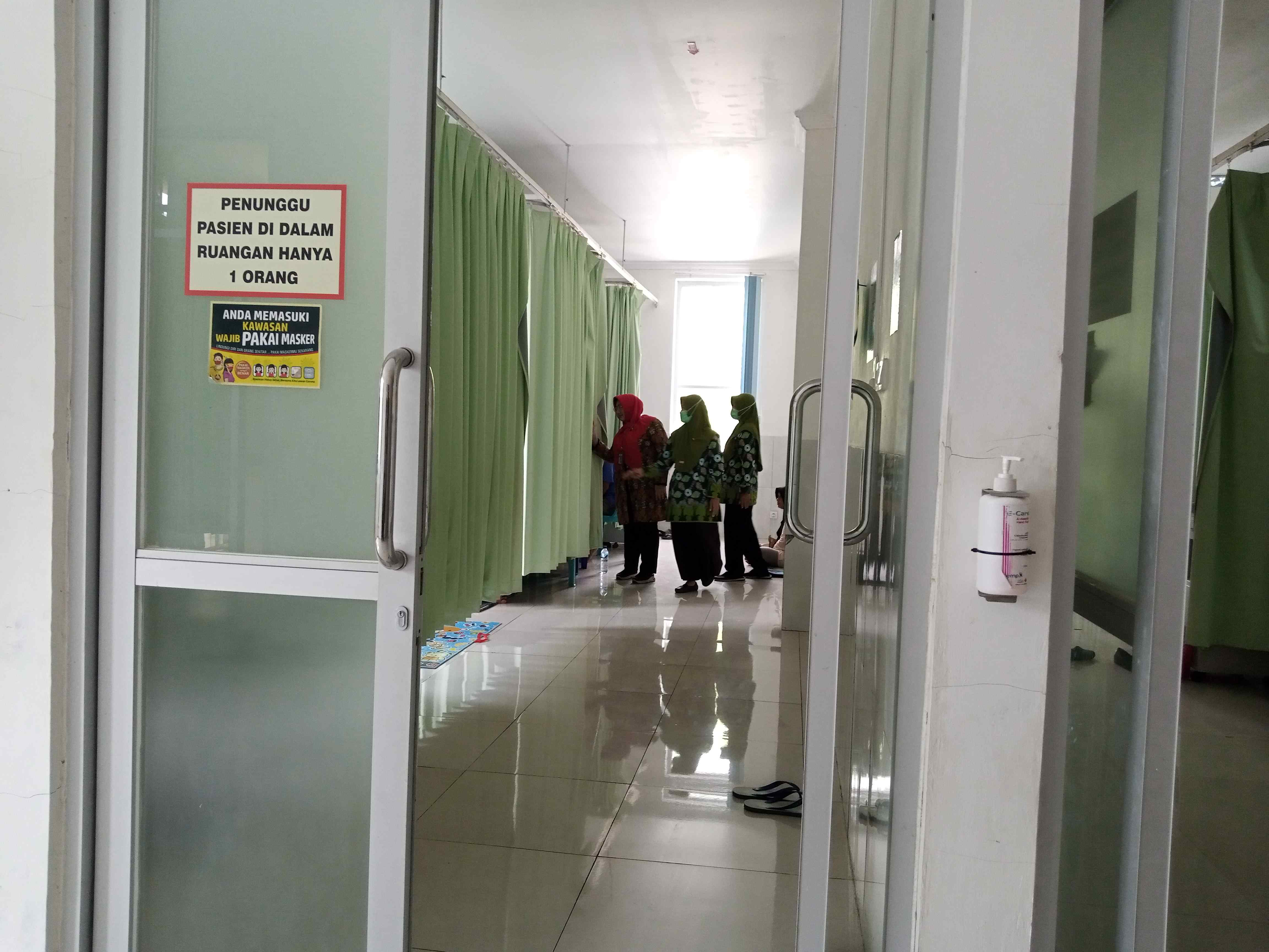 PENUH: Salah satu ruang anak di RSUD dr. R Soetijono Blora yang penuh pasien.
