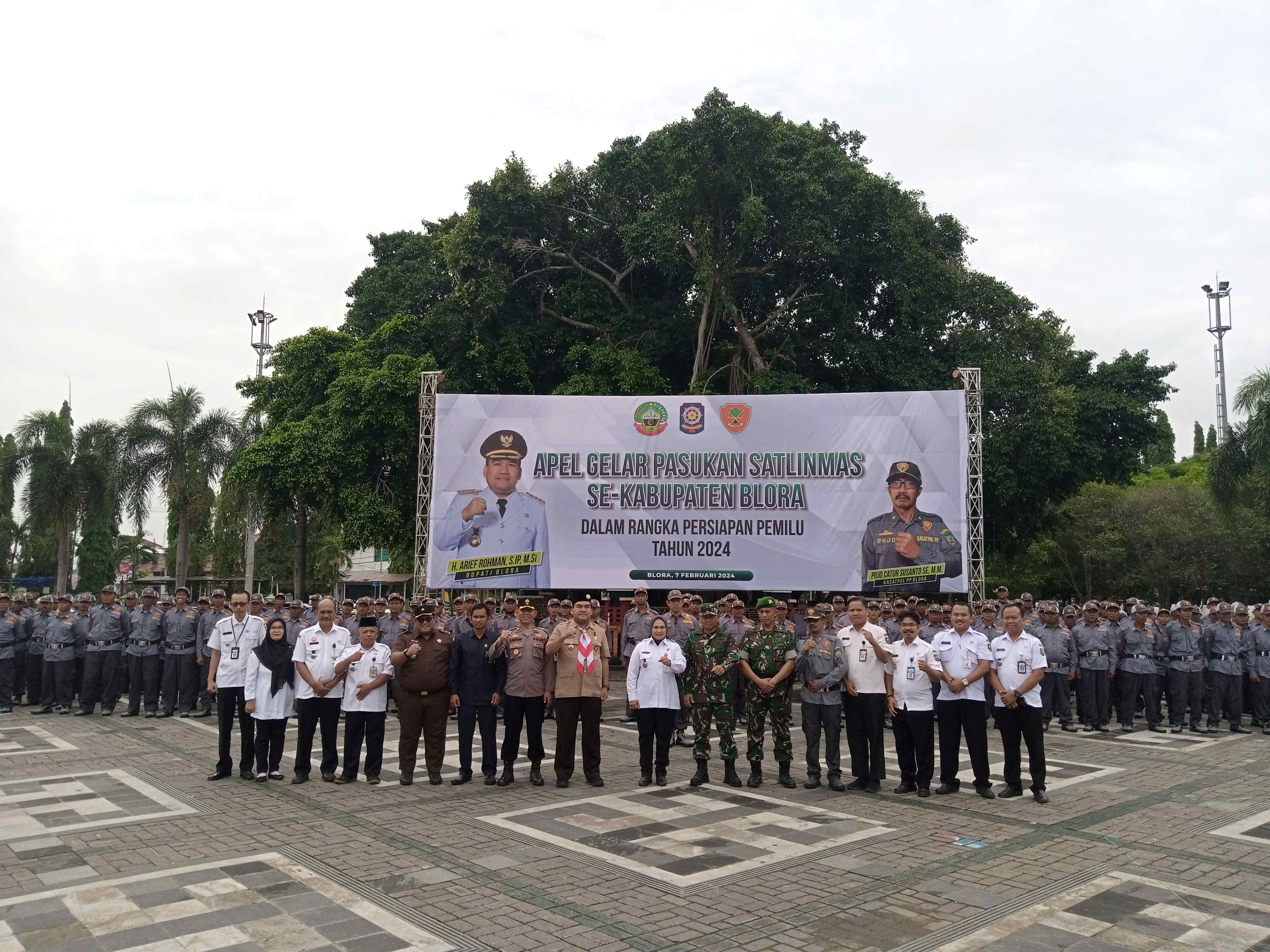 SIAGA: Bupati Blora Arief Rohman bersama jajaran Forkompimda dan Satlinmas.