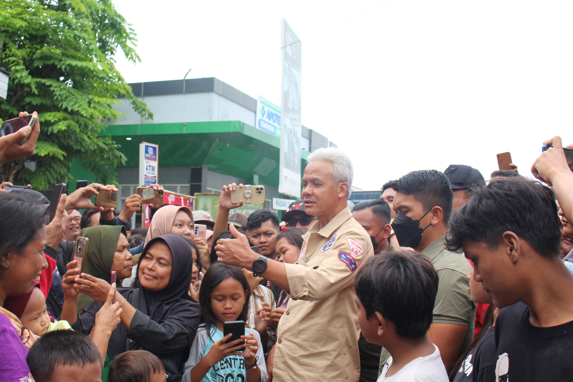 SAPA WARGA : Capres 03 Ganjar Pranowo menyapa warga Desa Cingkrong, Kecamatan Purwodadi yang terkena dampak banjir, kemarin.