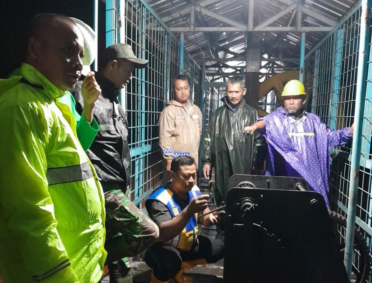CEK : Babinsa Koramil 03/Undaan bersama petugas operator Bendung Wilalung saat mengecek pada Selasa (6/2) malam.