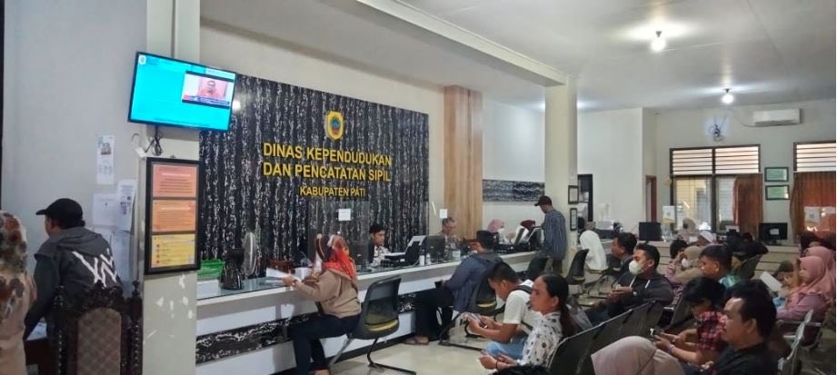 PELAYANAN: Masyarakat mengantre merkam E-KTP di Disdukcapil Pati belum lama ini.