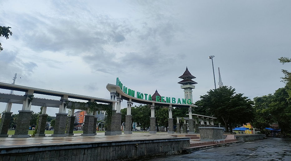 TITIK PANTAU: Aktifitas warga di Pasar Kota dengan kondisi becek ikut kurangi nilai adipura. Satu sisi kondisi Alun-Alun Rembang usai diguyur hujan.