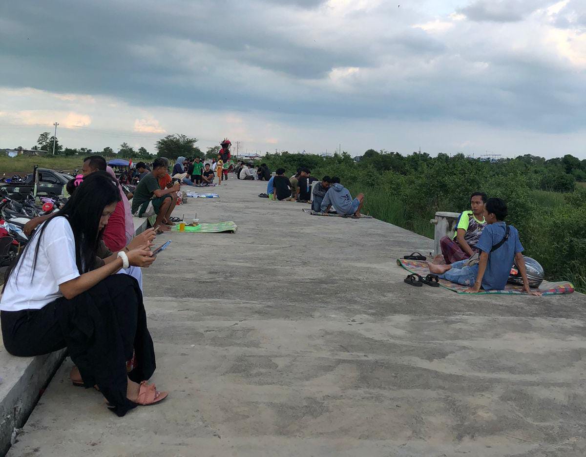 SERU : Suasana senja di kawasan Pulau Seprapat Juwana yang diburu banyak pengunjung. (AULYA DEWANTARI UNTUK RADAR KUDUS)
