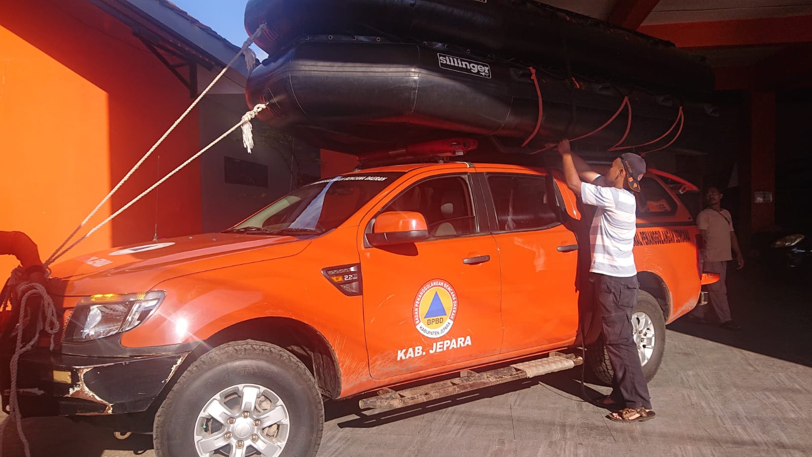 KONTRIBUSI: Personel BPBD Jepara menyiapkan armada yang akan dikirim ke Demak untuk penanganan banjir di sana. (BPBD JEPARA UNTUK RADAR KUDUS)