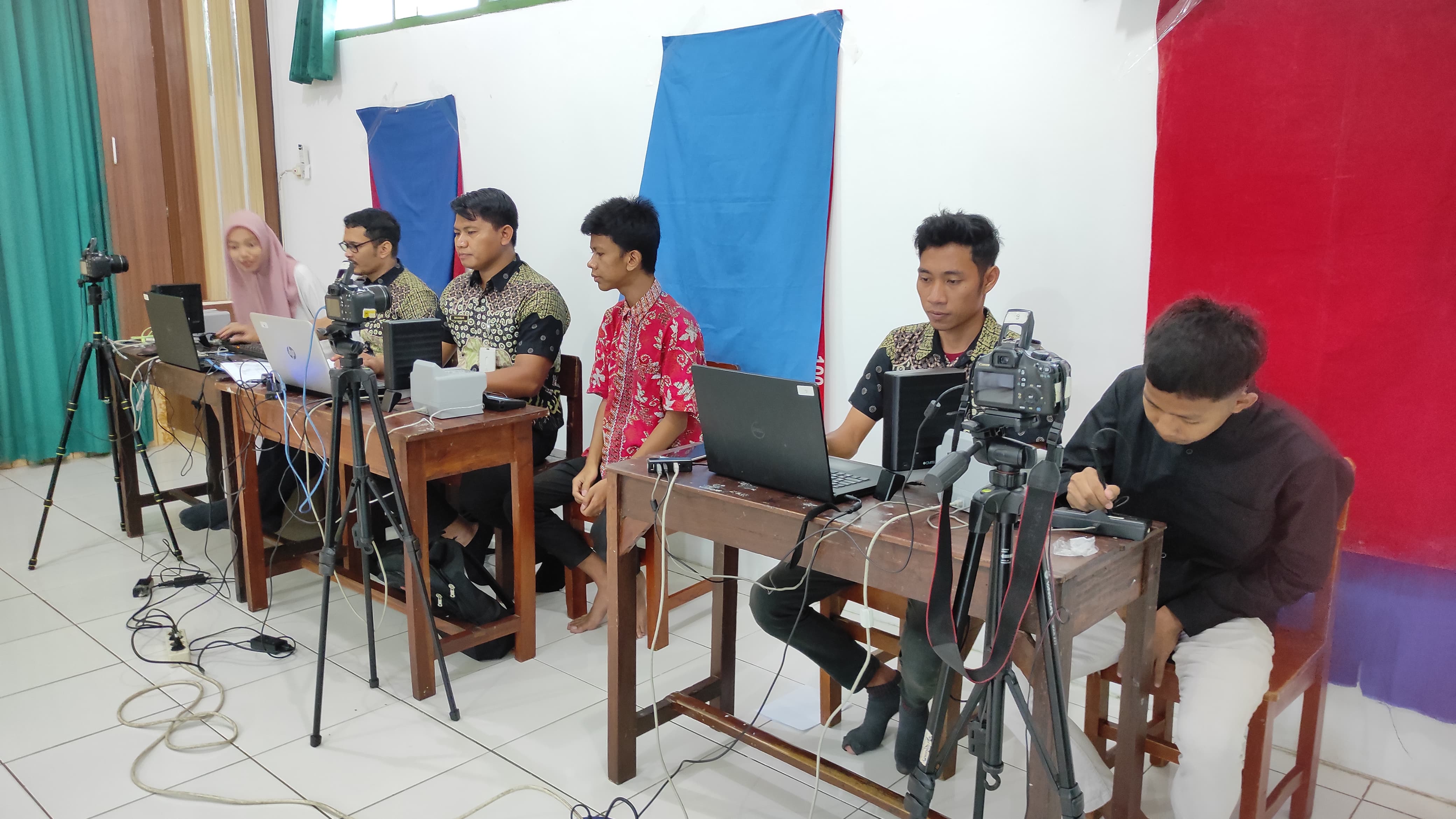PEREKAMAN PEMULA JELANG PEMILU : Siswa SMK NU Al-Hidayah Kudus saat mengikuti perekaman e-KTP