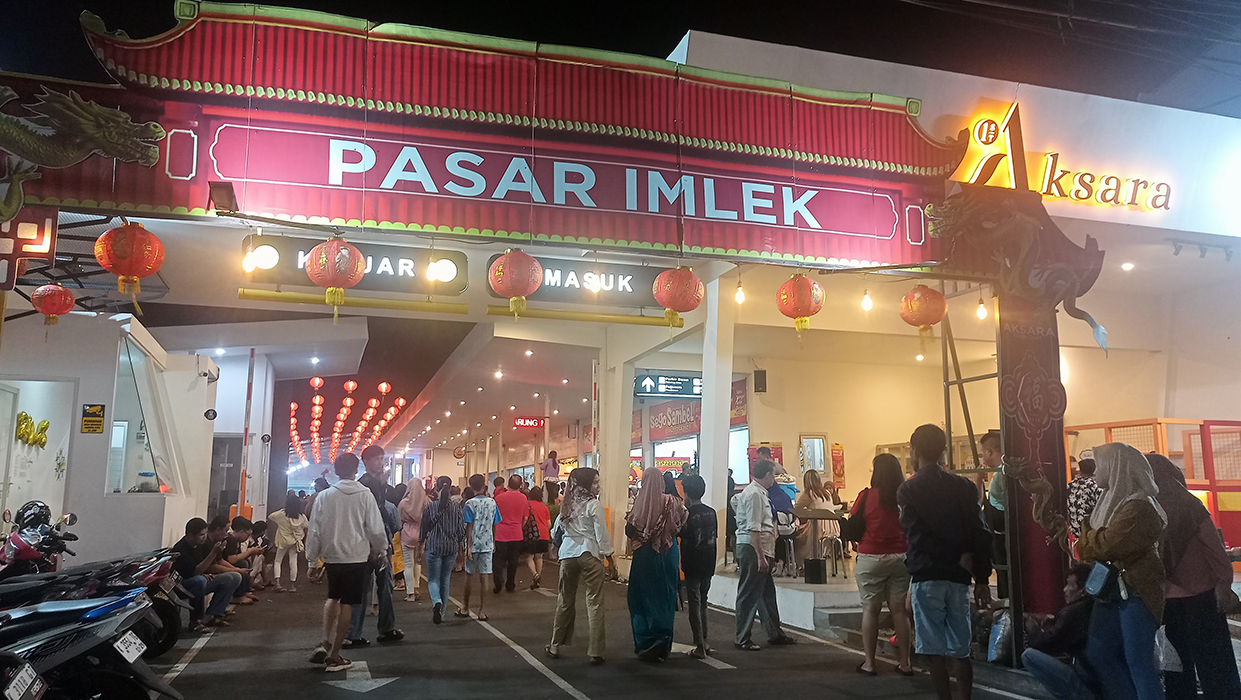 RAMAI: Beberapa pengunjung terlihat memadati lokasi Pasar Imlek di Aksara Food Court Jumat (9/2).
