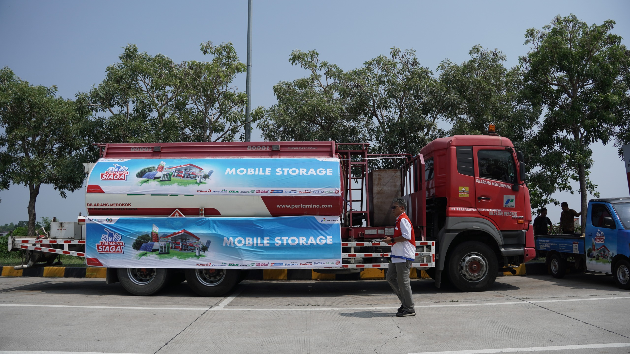 TERJEBAK BANJIR: Truk BBM dari Pertamina saat berhenti di jalur Demak-Kudus. Pendistribusian BBM sementara lewat jalur alternative dan sebagian diambil alih Jatim.