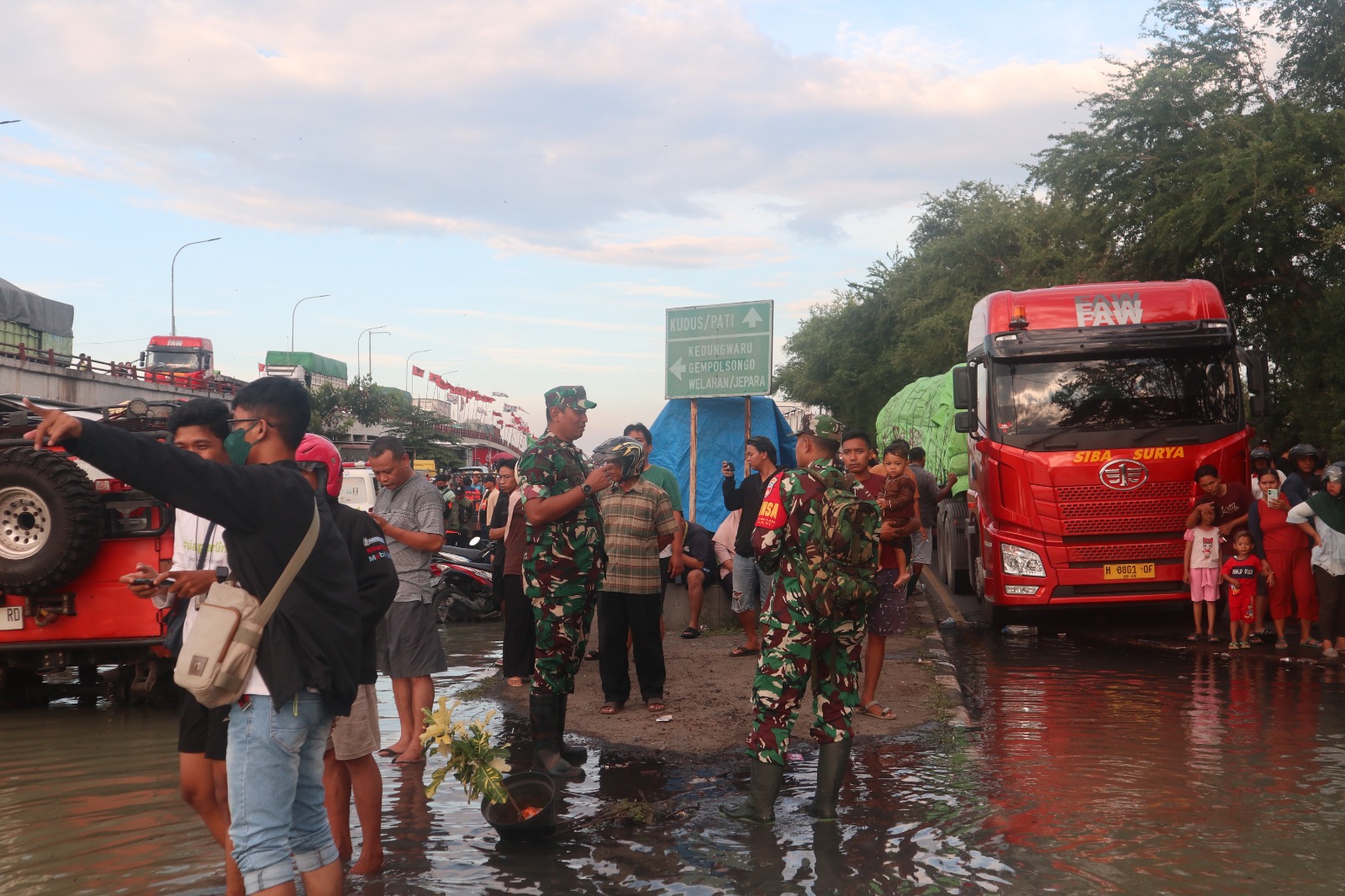 DILANDA BANJIR: Dandim 0722/Kudus Letkol Inf Andreas Yudhi Wibowo saat meninjau lokasi banjir perbatasan Kudus-Demak.