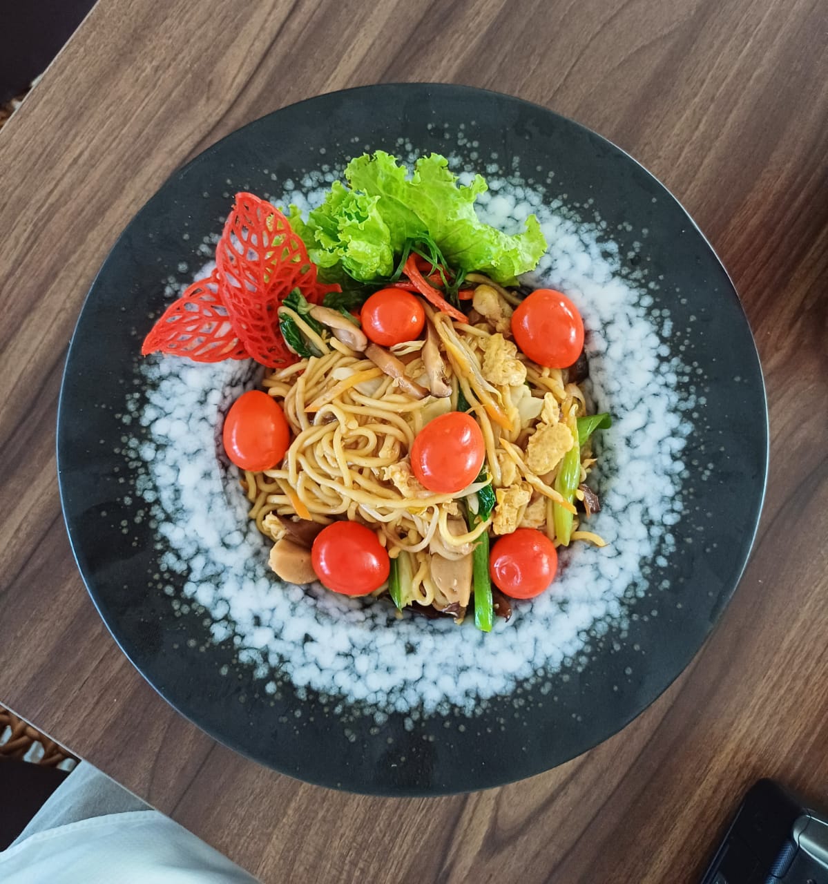 LEZAT : Mi Panjang Umur atau dikenal Siu Mie biasa menjadi sajian khas saat Imlek dan acara spesial menyantap Siu Mie tidak boleh dipotong-potong. (NIBROS HASSANI/JAWA POS RADAR KUDUS)