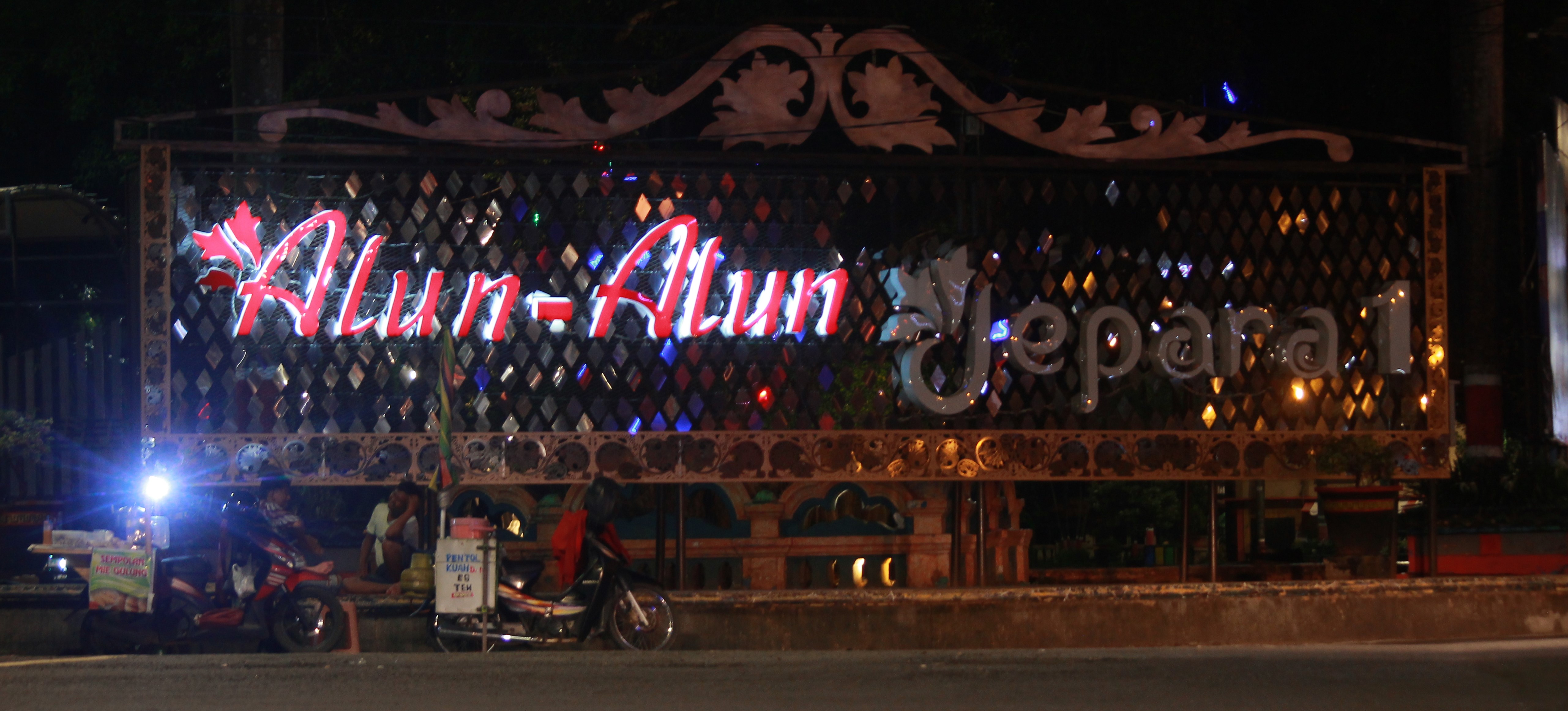 MARAK: Para PKL menjajakan dagangannya di sekitar Alun-Alun 1 Jepara saat malam hari. (MOH. NUR SYAHRI MUHARROM/RADAR KUDUS)