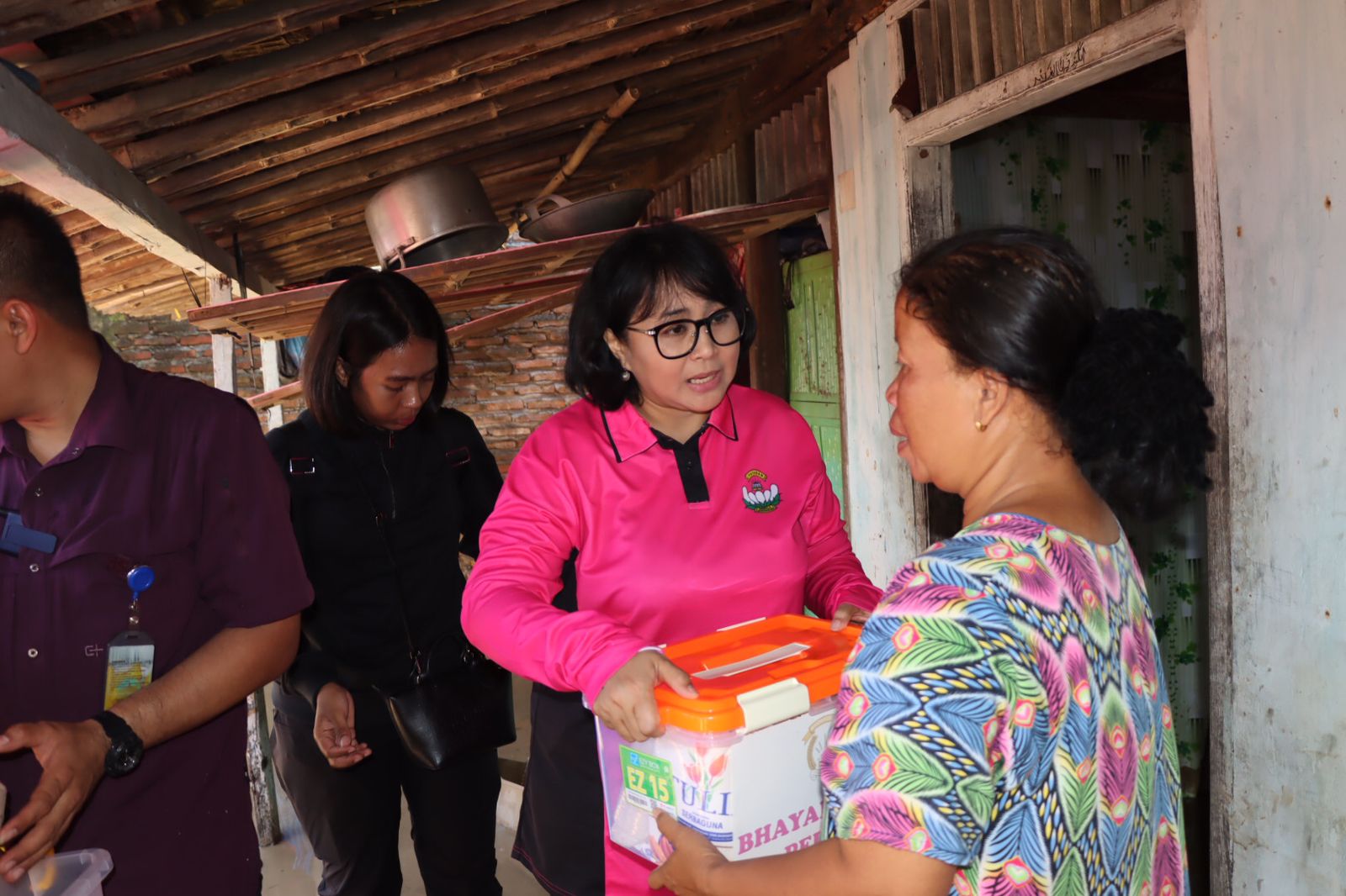 PEDULI : Pj Ketua Bhayangkari Polda Jawa Tengah dan Bhayangkari Grobogan memberikan bantuan sembako kepada korban banjir di Grobogan.