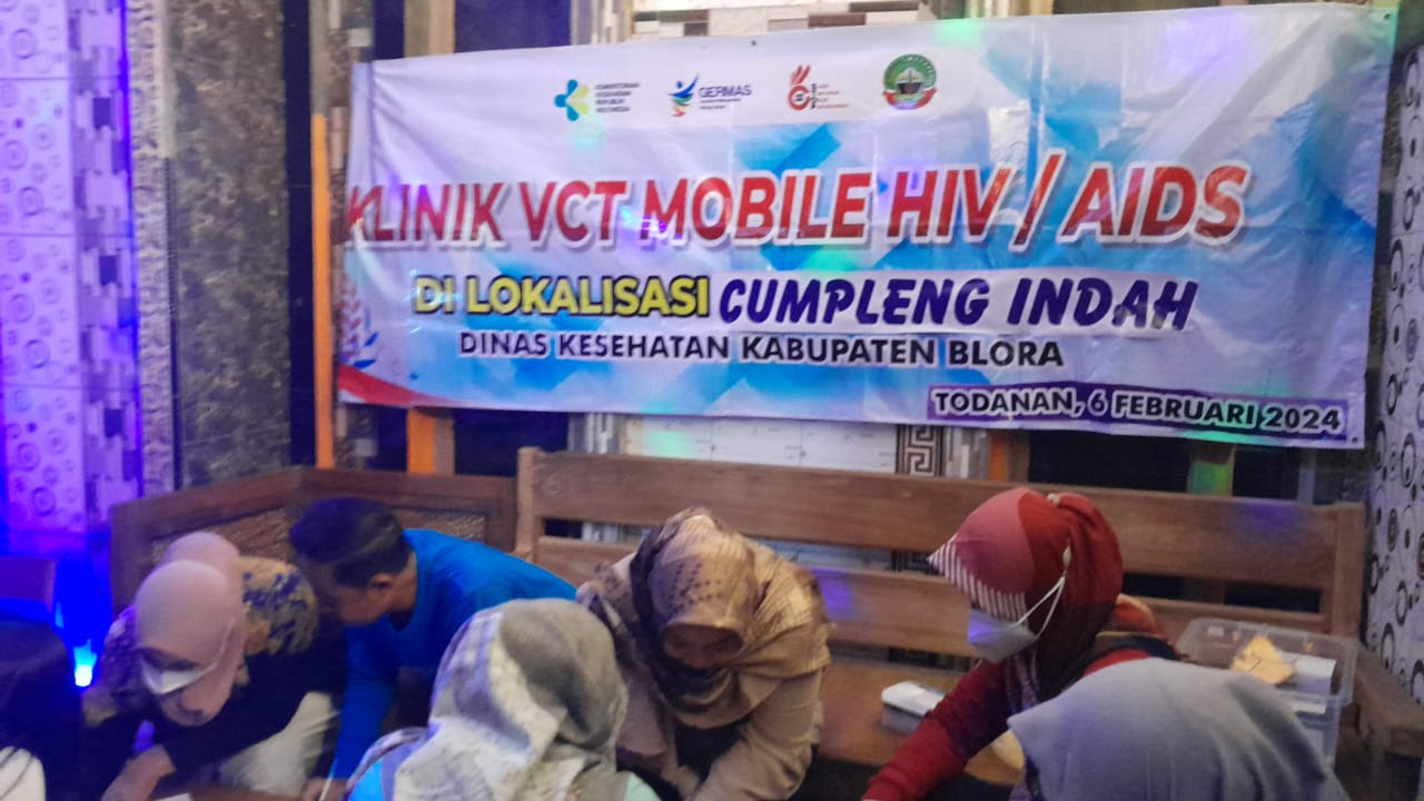 CEK: Puluhan pemandu karaoke di tempat hiburan di Blora saat menjalani tes HIV.