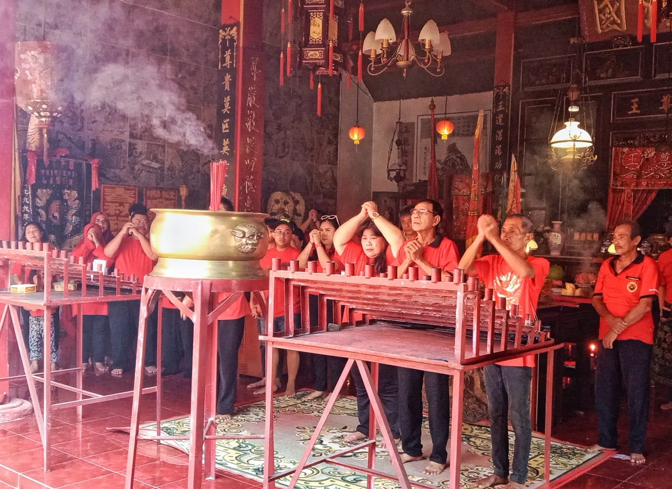 SAMBUT IMLEK: Warga tionghoa Lasem  melaksanakan sembahyang Nie Mee di Klenteng Poo An Bio kemarin.