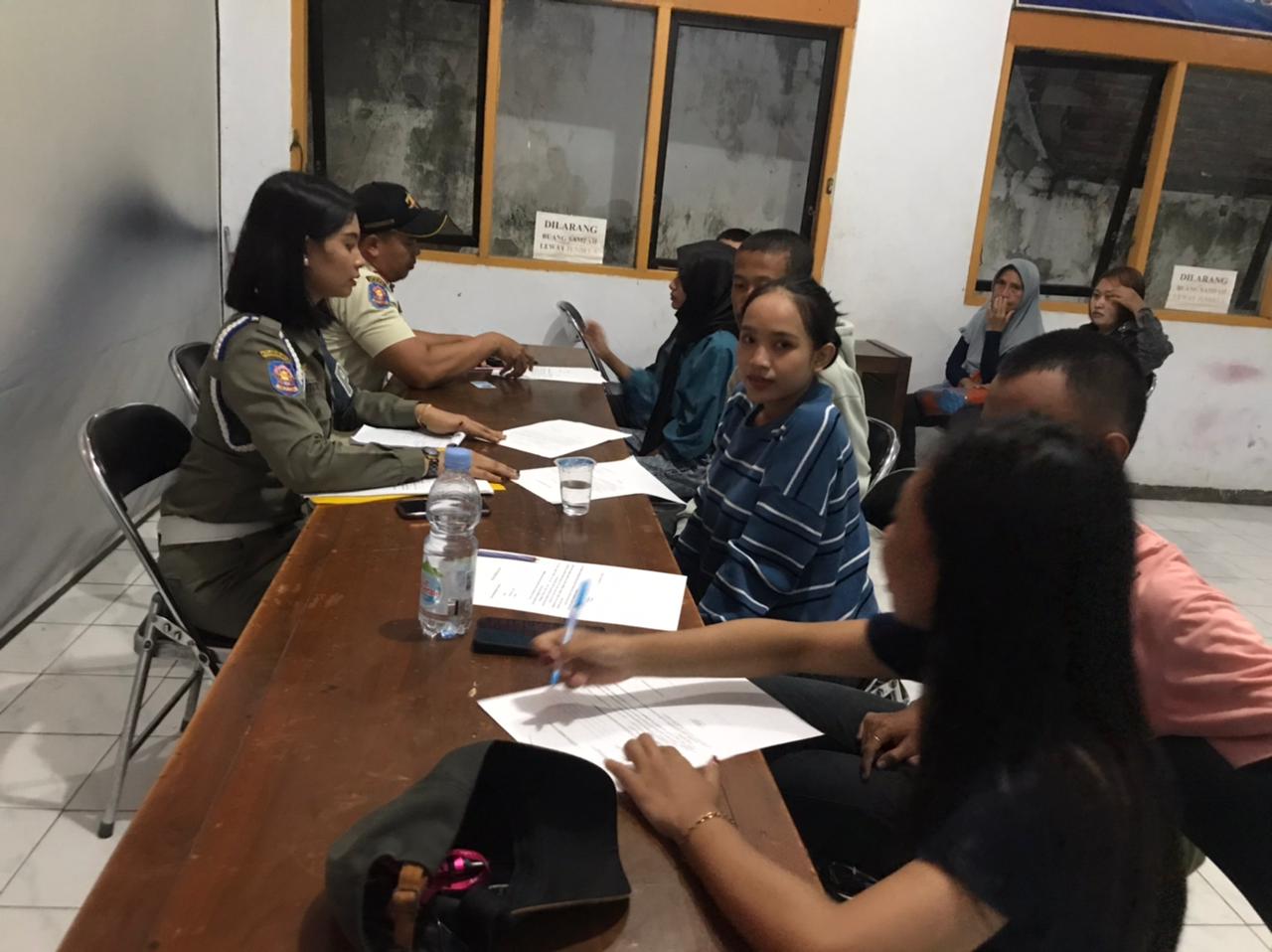 DIGEREBEK: Anak-anak terjaring razia kumpul kebo diamankan di Satpol PP Pati tadi malam.