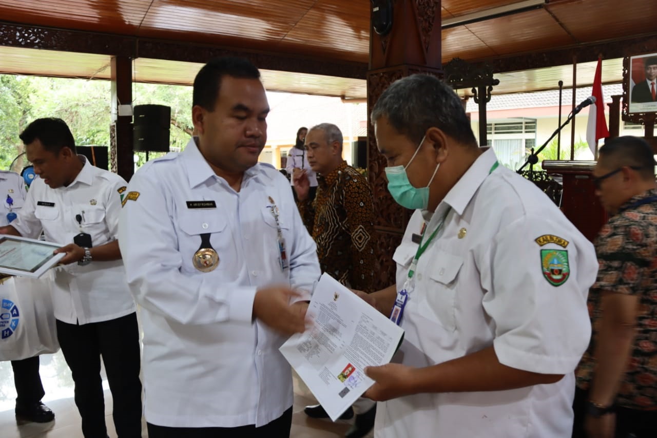 LEPAS JABATAN: Bupati Blora Arief Rohman memberikan SK pensiun bagi ASN.