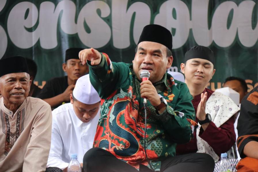 SENANG: Bupati Blora Arief Rohman menyapa ratusan warga yang hadir di acara sholawatan di perempatan Getas.