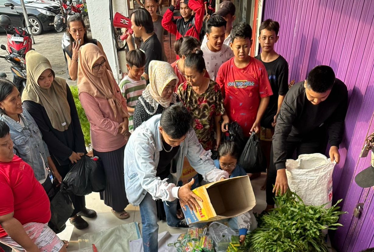 BANSOS: Masyarakat berebut sembako hingga pakaian di pasar gratis GOR Pesantenan Pati akhir pekan lalu.