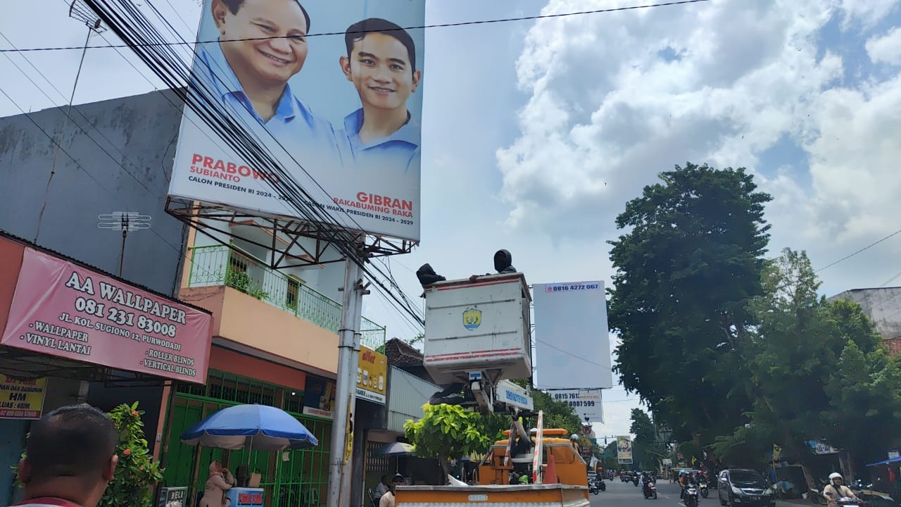 DITERTIBKAN: Bawaslu dan petugas terkait di Grobogan menertibkan sejumlah peraga kampanye di Kecamatan Purwodadi Grobogan kemarin (11/2).