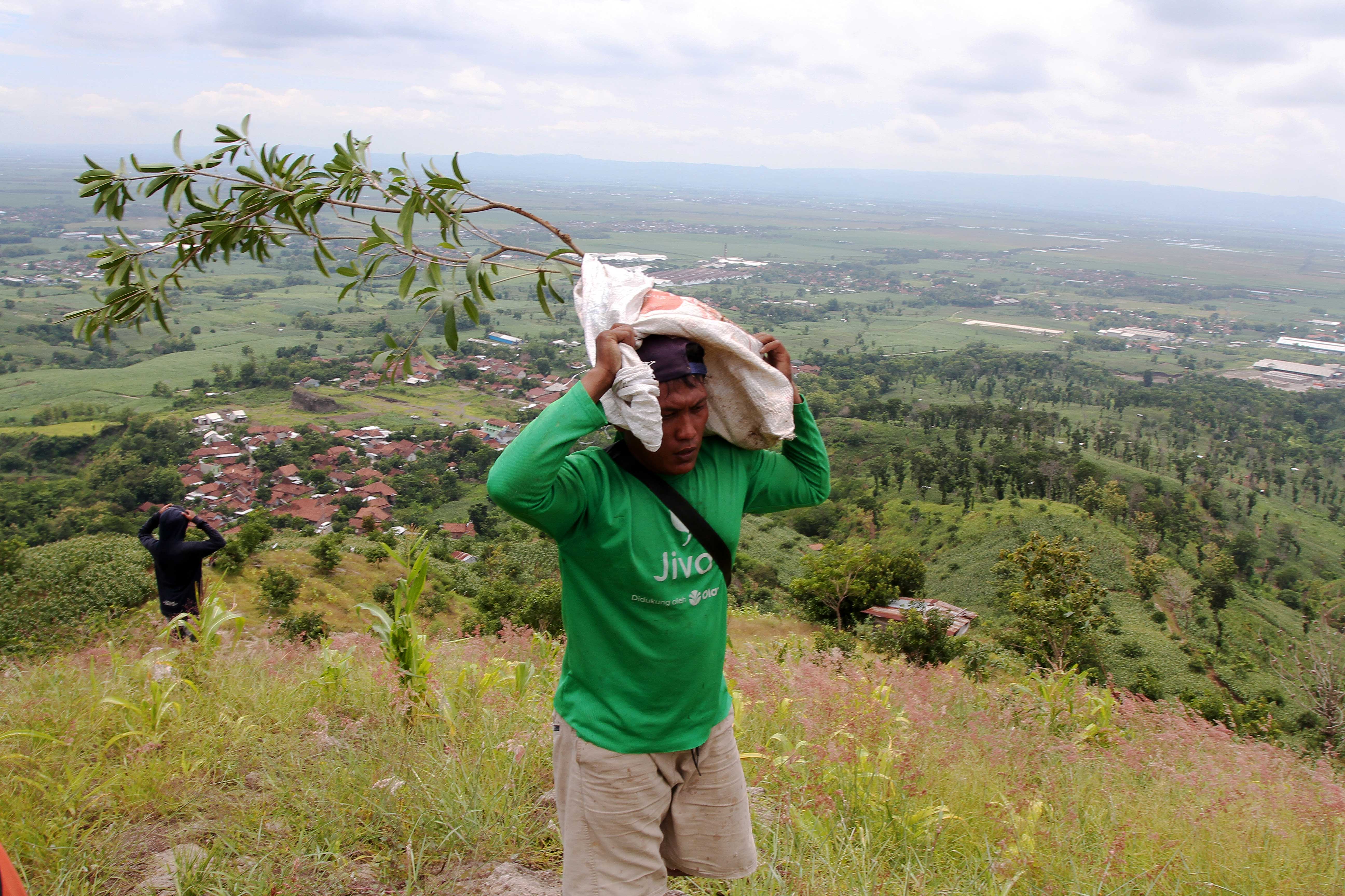 MENJAGA ALAM: Warga Desa Gondoharum membawa bibit pohon tanaman buah untuk ditanam di Pegunungan Patiayam.