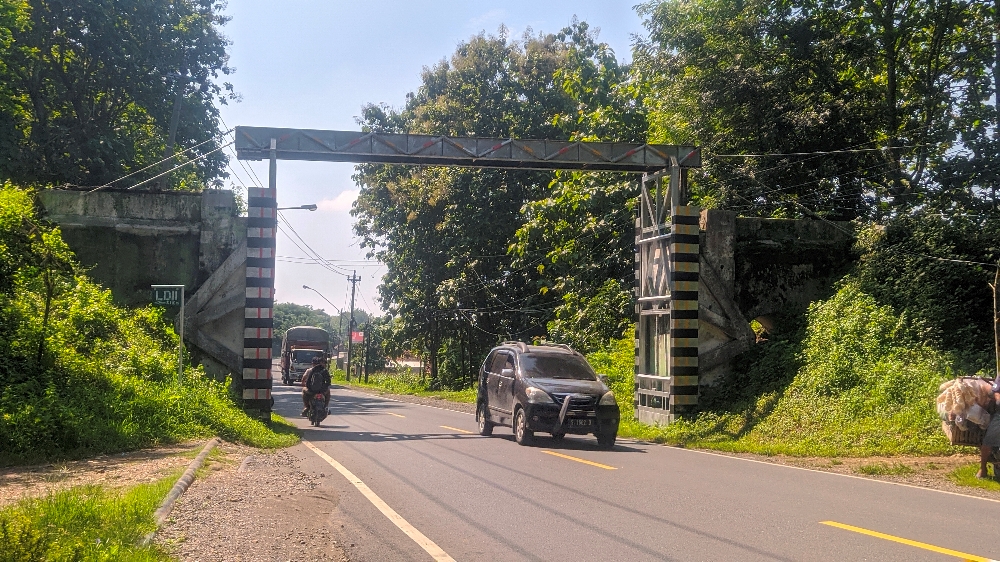 PROSES: Kondisi jembatan Bobrosot yang masih belum difungsikan