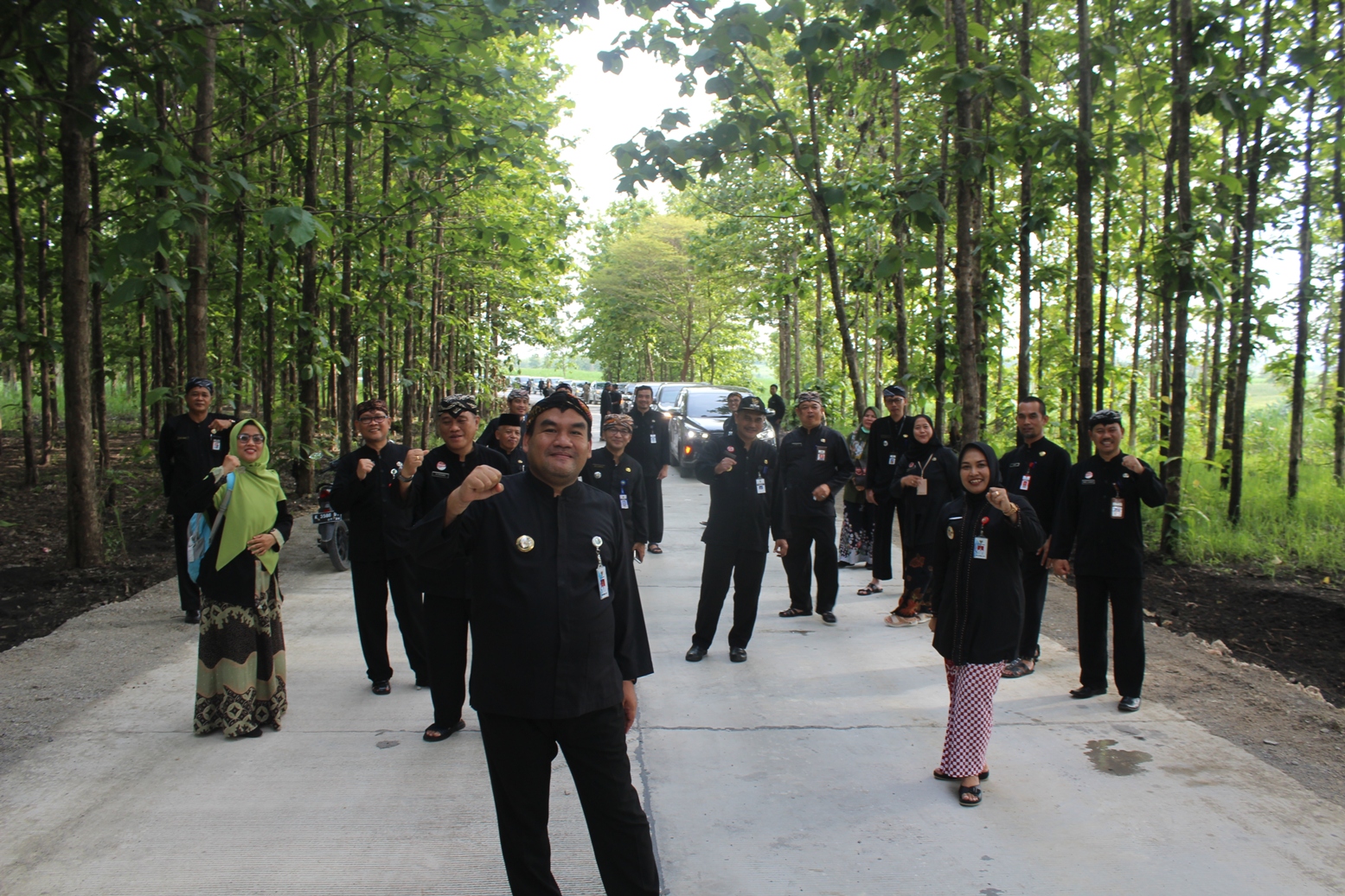 EKSIS : Bupati Blora Arief Rohman Berfoto Bersama Dengan Jajaran Kepala OPD di Jalan Yang Baru Selesai Dibangun Beberapa Waktu Lalu