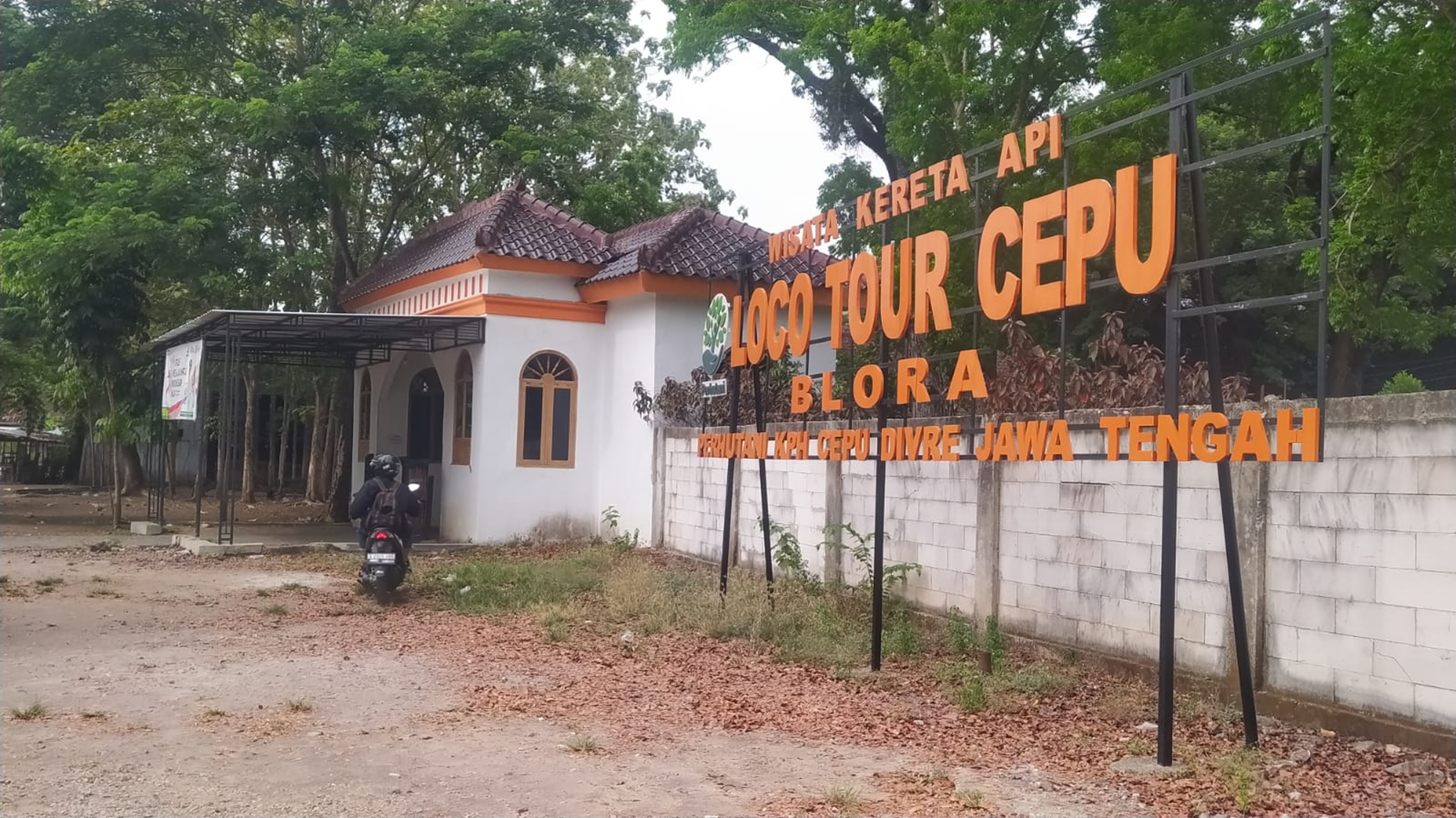 BELUM DIFUNGSIKAN: Kondisi jembatan Bobrosot yang masih belum difungsikan.