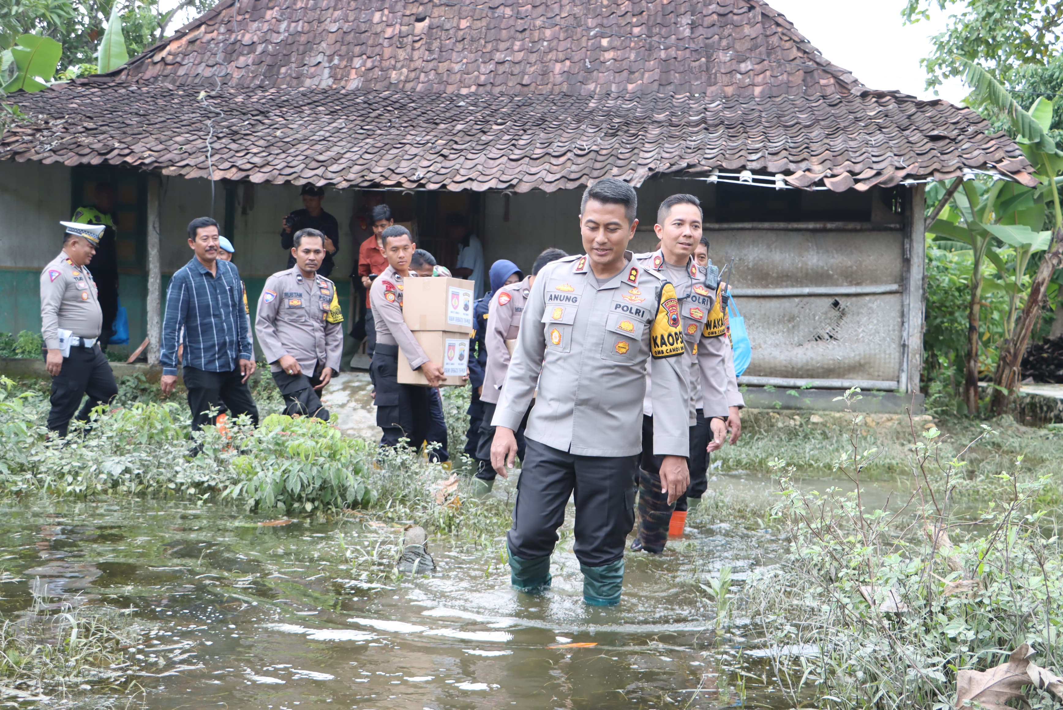PEDULI : Kapolres Grobogan AKBP Dedy Anung Kurniawan menyerahkan bantuan sembako kepada warga terdampak banjir di Desa Lemahputih, Kecamatan Brati, Grobogan, (11/2).