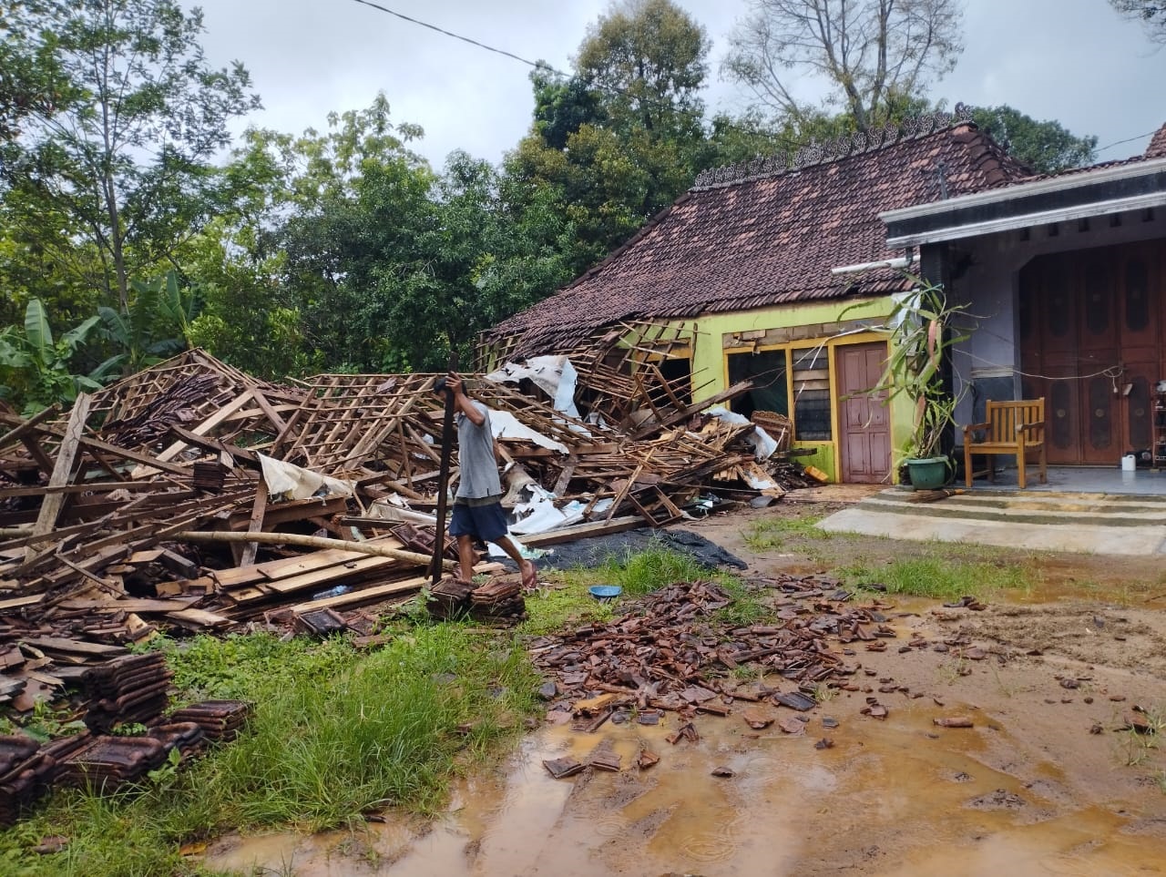 HANCUR: Warga mengecek puing-puing rumah milik Abdul Afif, warga Desa Petekeyan, Kecamatan Tahunan, yang rusak usai diterpa hujan deras disertai angin kencang kemarin. (BPBD JEPARA UNTUK RADAR KUDUS)