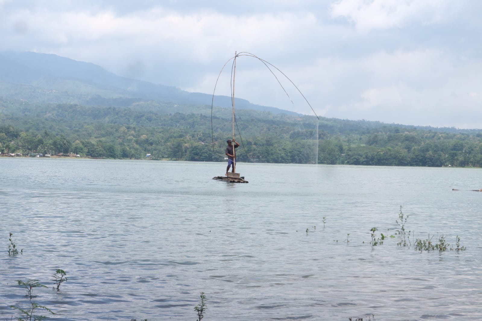 WISATA: Suasana Waduk Seloromo Gembong belum lama ini.