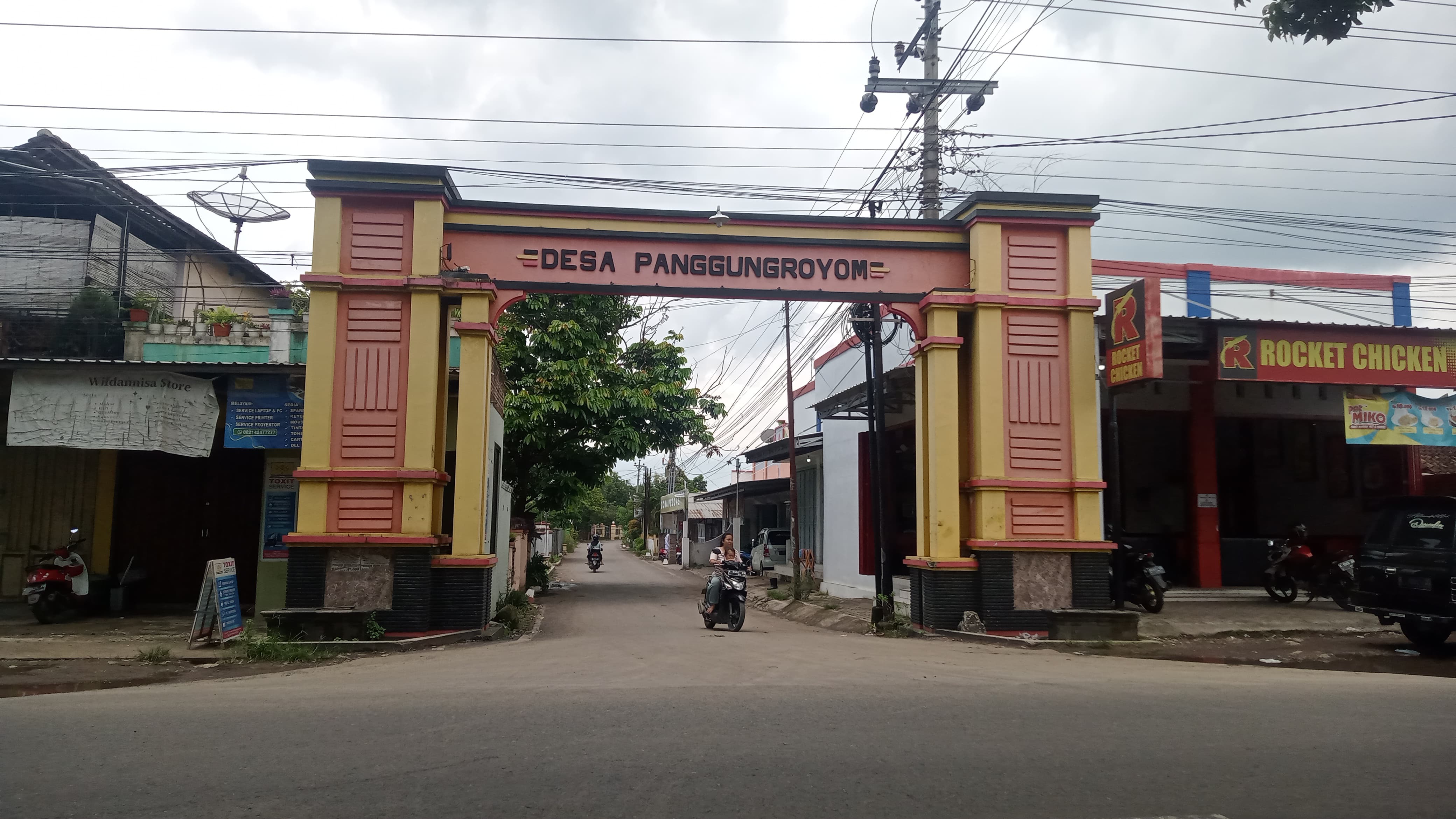 SEJARAH : Gapura Desa Panggungroyom Wedarijaksa Pati. (ISTIMEWA)