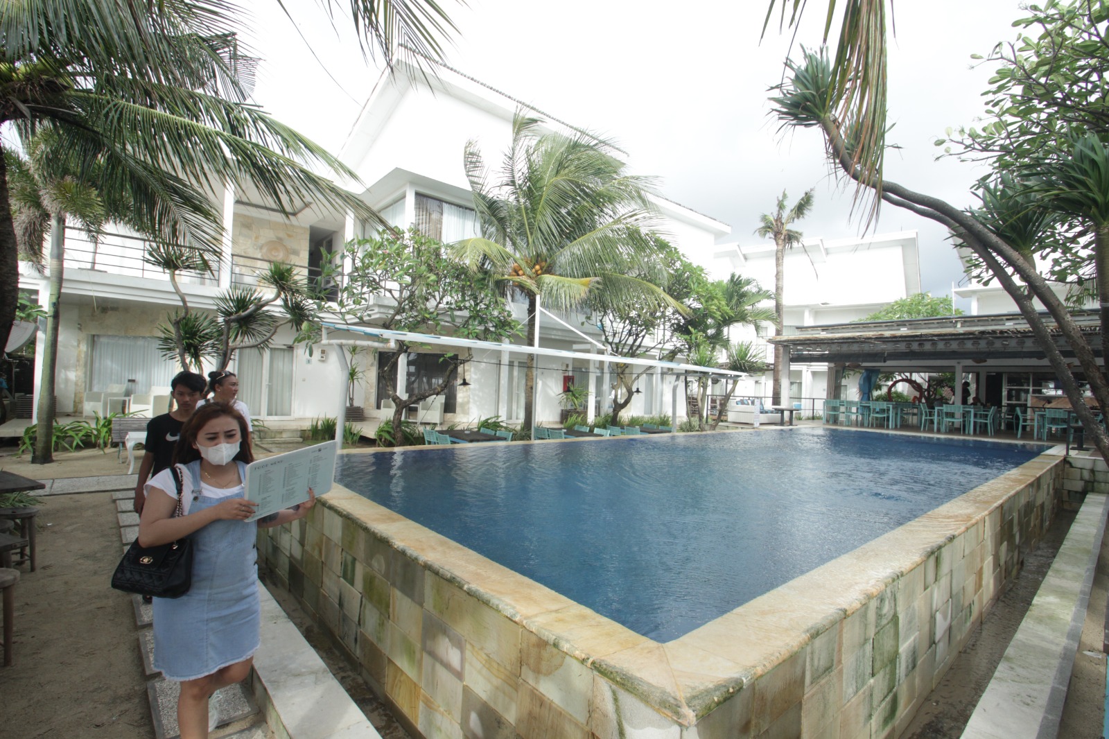 KEJAR TARGET: Pengunjung menikmati nuansa dekat kolam renang salah satu hotel di Jepara. (MOH. NUR SYAHRI MUHARROM/RADAR KUDUS)