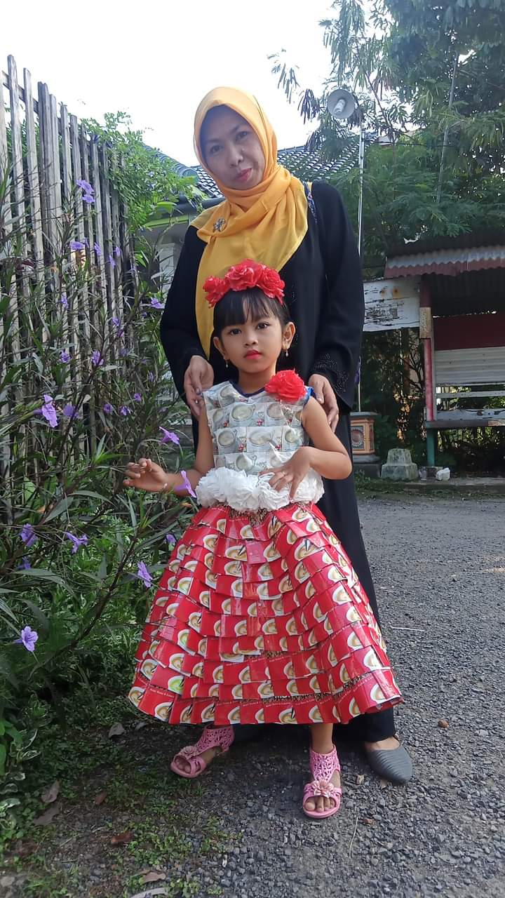 KEREN : Baju hasil produksi Evi Sri Suprihati warga Desa Panggungroyom Kecamatan Wedarijaksa. (ISTIMEWA)