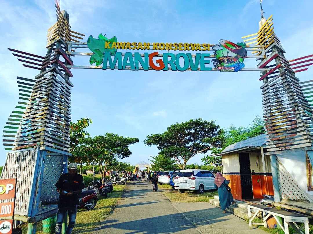 HIDDEN GEM : Gerbang menuju Pantai Kertomulyo Trangkil Pati. (ISTIMEWA)