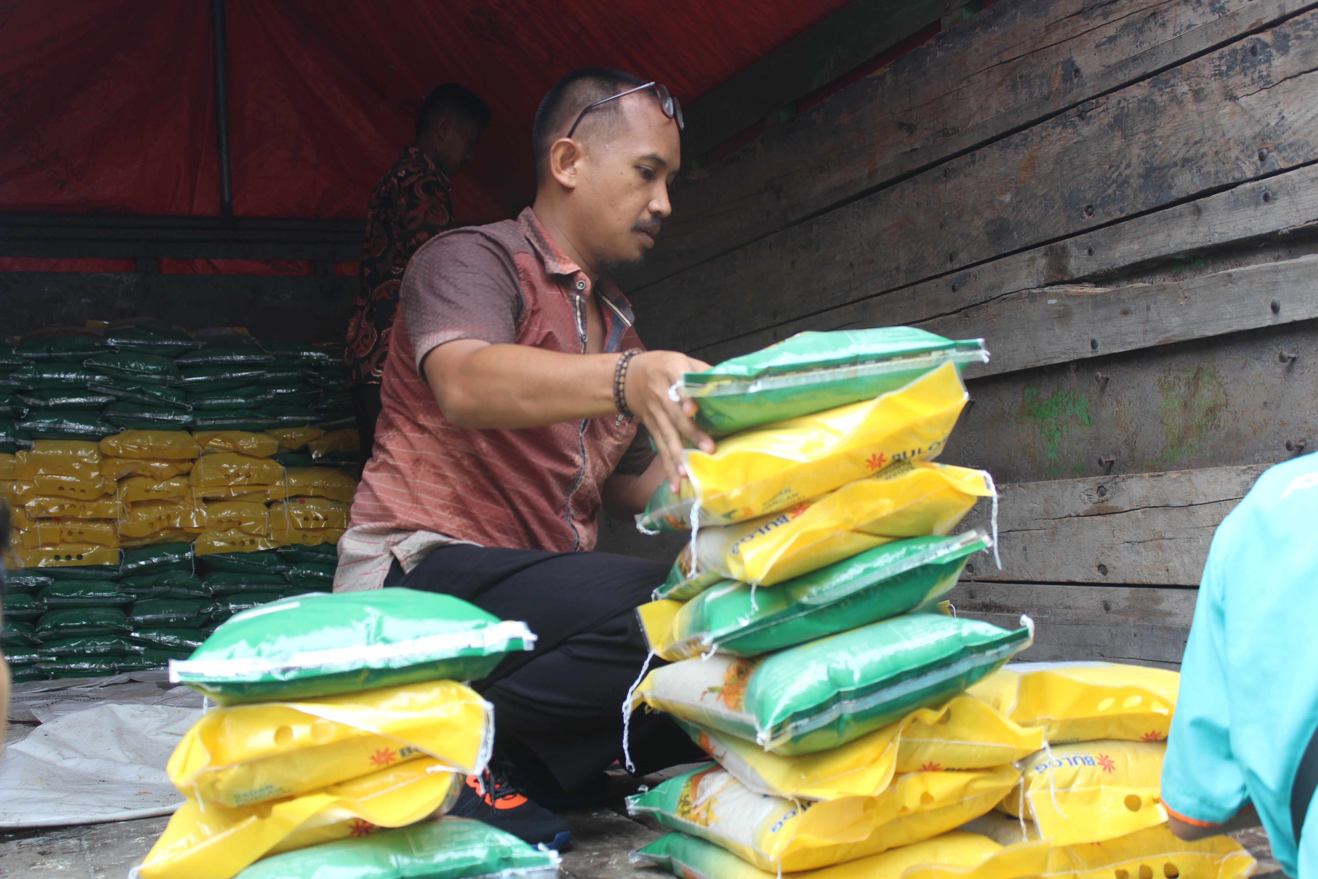 KETERSEDIAAN: Stok beras medium yang baru saja dipasok