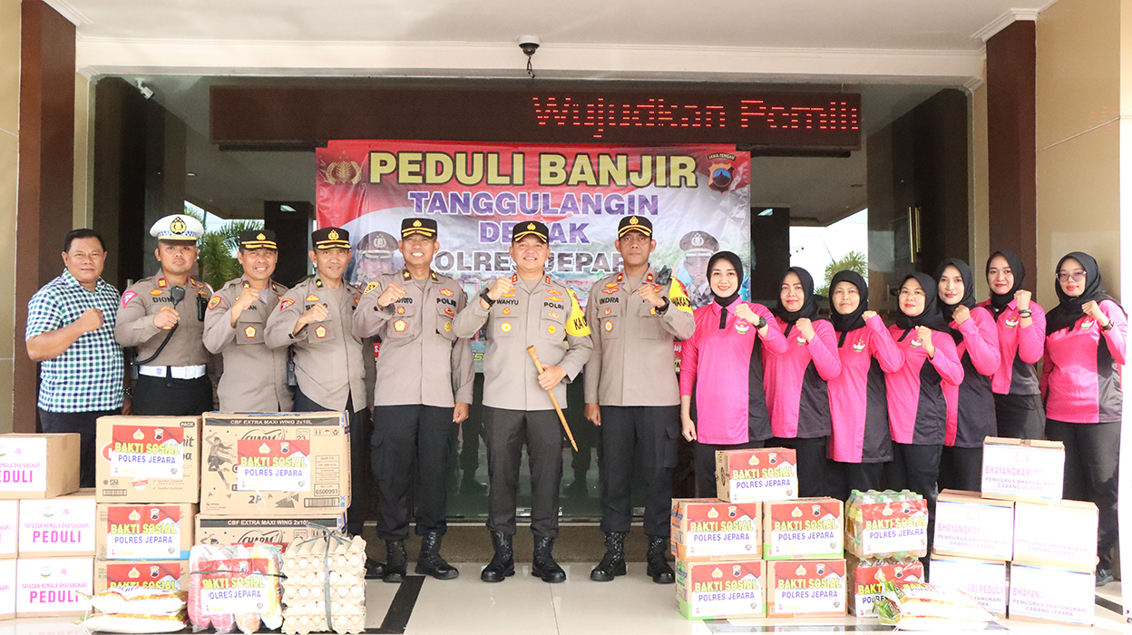 BERBAGI: Polres Jepara memberangkatkan donasi dan bantuan logistik untuk korban musibah banjir Tangulangin, Demak, kemarin.
