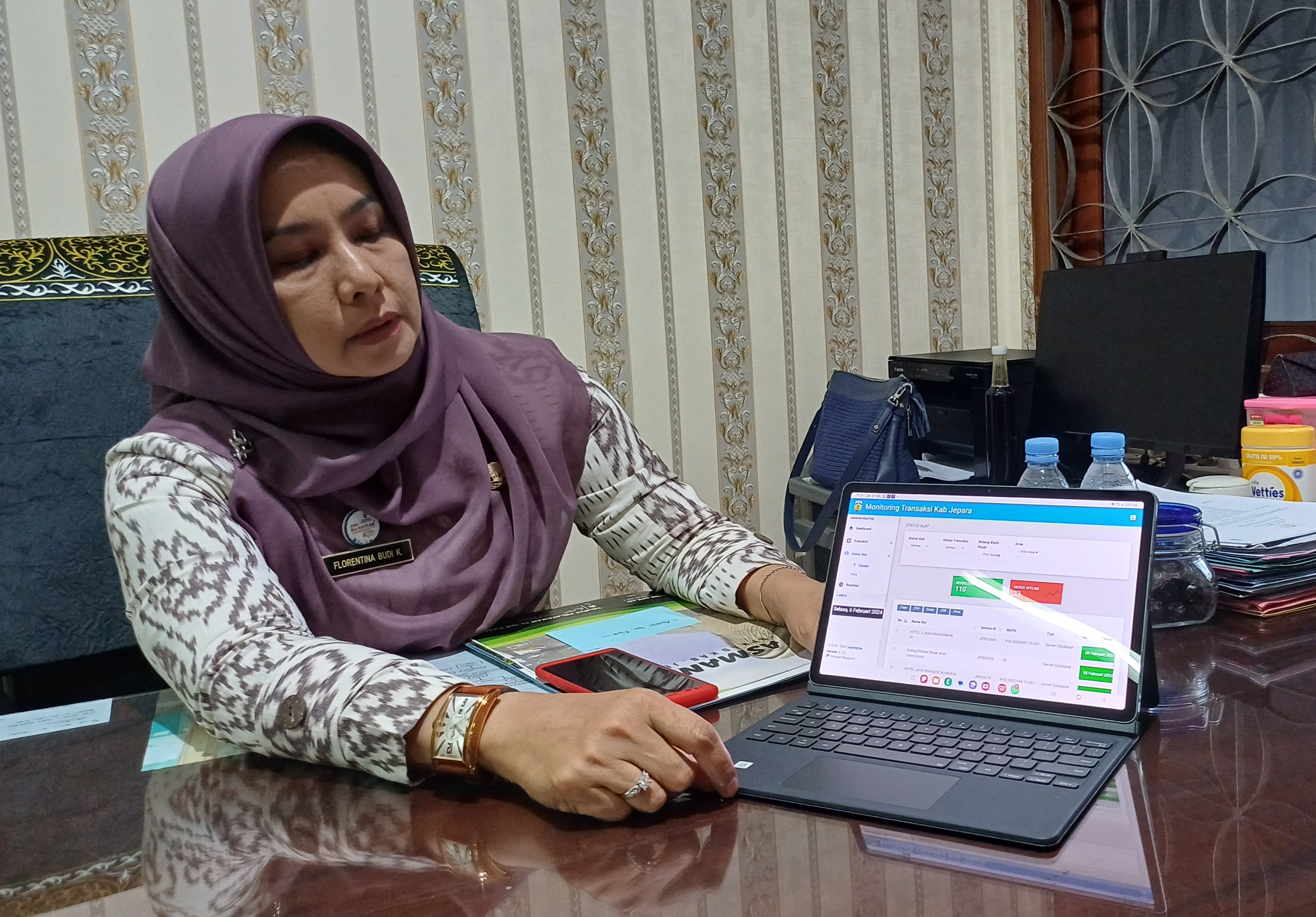 DATA: Kepala BPKAD Florentina Budi Kurniawati memperlihatkan data transaksi pajak dari tapping box hotel di Kabupaten Jepara.
