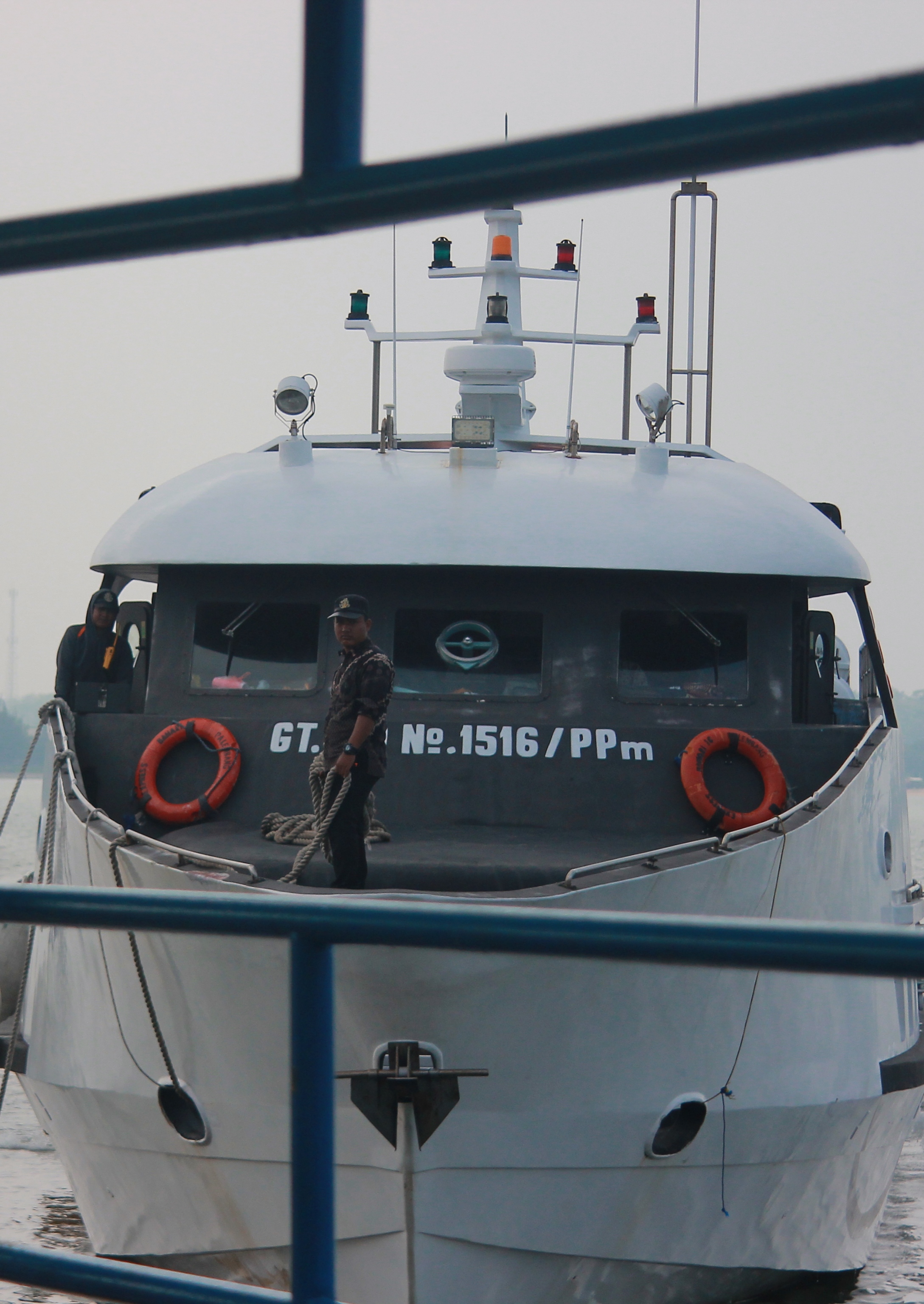 TIBA: Petugas bersiap melemparkan tali pengait kapal cepat Express Bahari saat hendak bersandar di Pelabuhan Jepara.