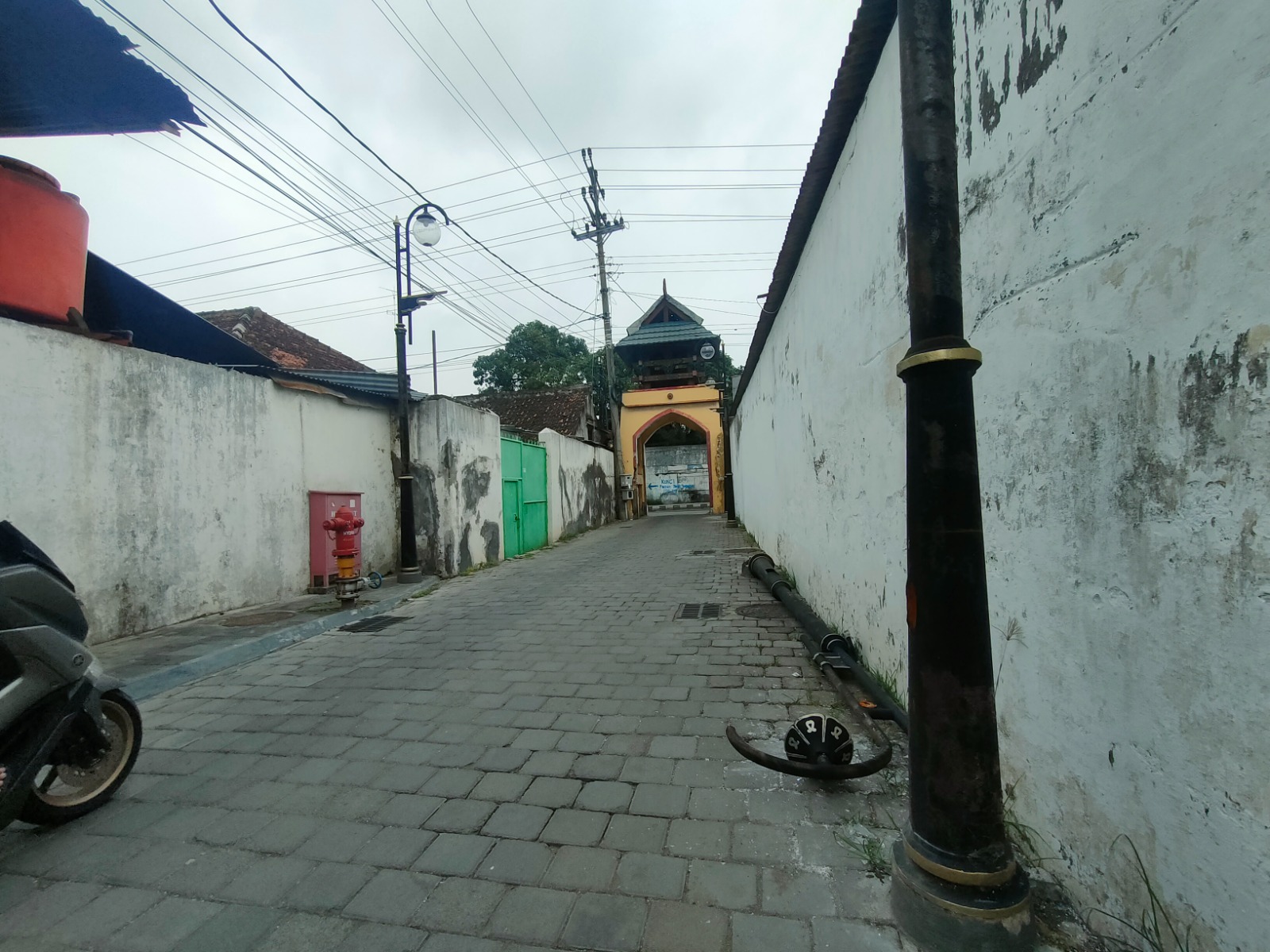 MANGKRAK: Dishub Rembang kesulitan benahi tidak punya gambar instalasi jaringan lampu penerangan di Karangturi. (WISNU AJI/RADAR KUDUS)