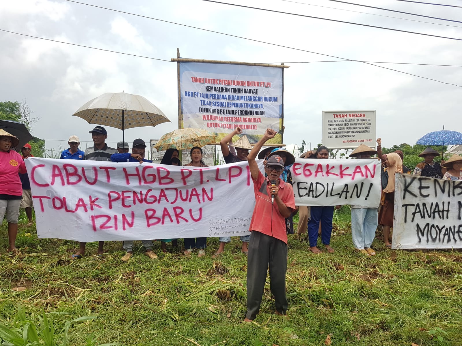 TUNTUT KEADILAN: Masyarakat Desa Pundenrejo, Tayu berunjukrasa di lahan desa setempat kemarin.