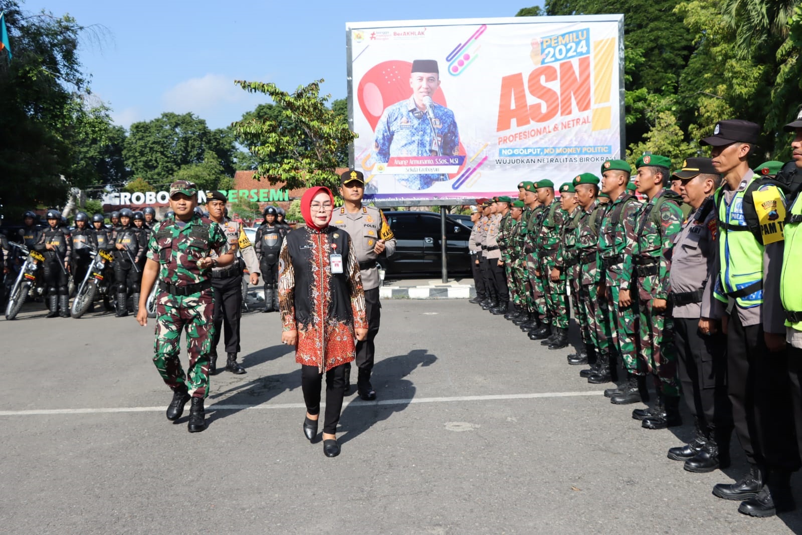 CEK PASUKAN : Bupati, kapolres hingga dandim Grobogan mengecek anggota Polri yang  mengamankan TPS  di halaman setda,  kemarin.