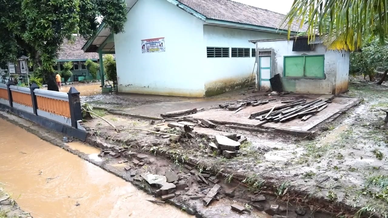 RUSAK: Kondisi SD Dumpul, Dukuhseti setelah diterjang banjir bandang kemarin.