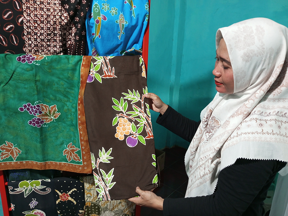 BATIK CANTIK: Devi Rukmana memperlihatkan produk batik buatannya di rumah produksinya di Kelurahan Kalidoro Kecamatan Pati Kota.